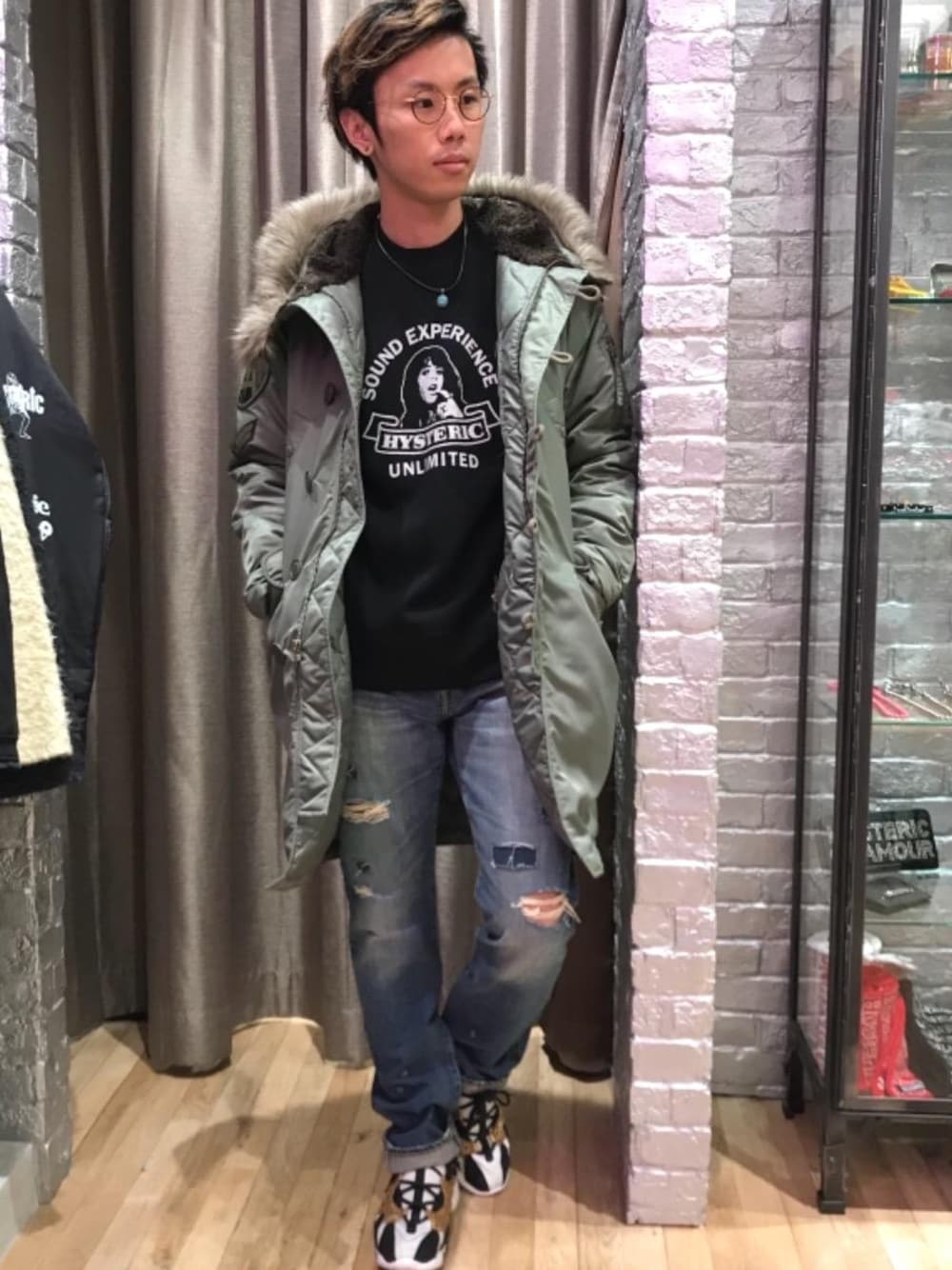 「デニム、カジュアル、ストリート、大人カジュアル、コラボレーション、Hysteric Glamour、ラフ、90'sスタイル、秋コーデ、ローテク」｜「HYSTERIC GLAMOURのSP加工デニムリメイク スリムストレートパンツ（デニムパンツ、ブルー系）」を使った、TEPPEIYAMASAKIさん（メンズ・175cm）の秋コーディネートの1枚目の写真