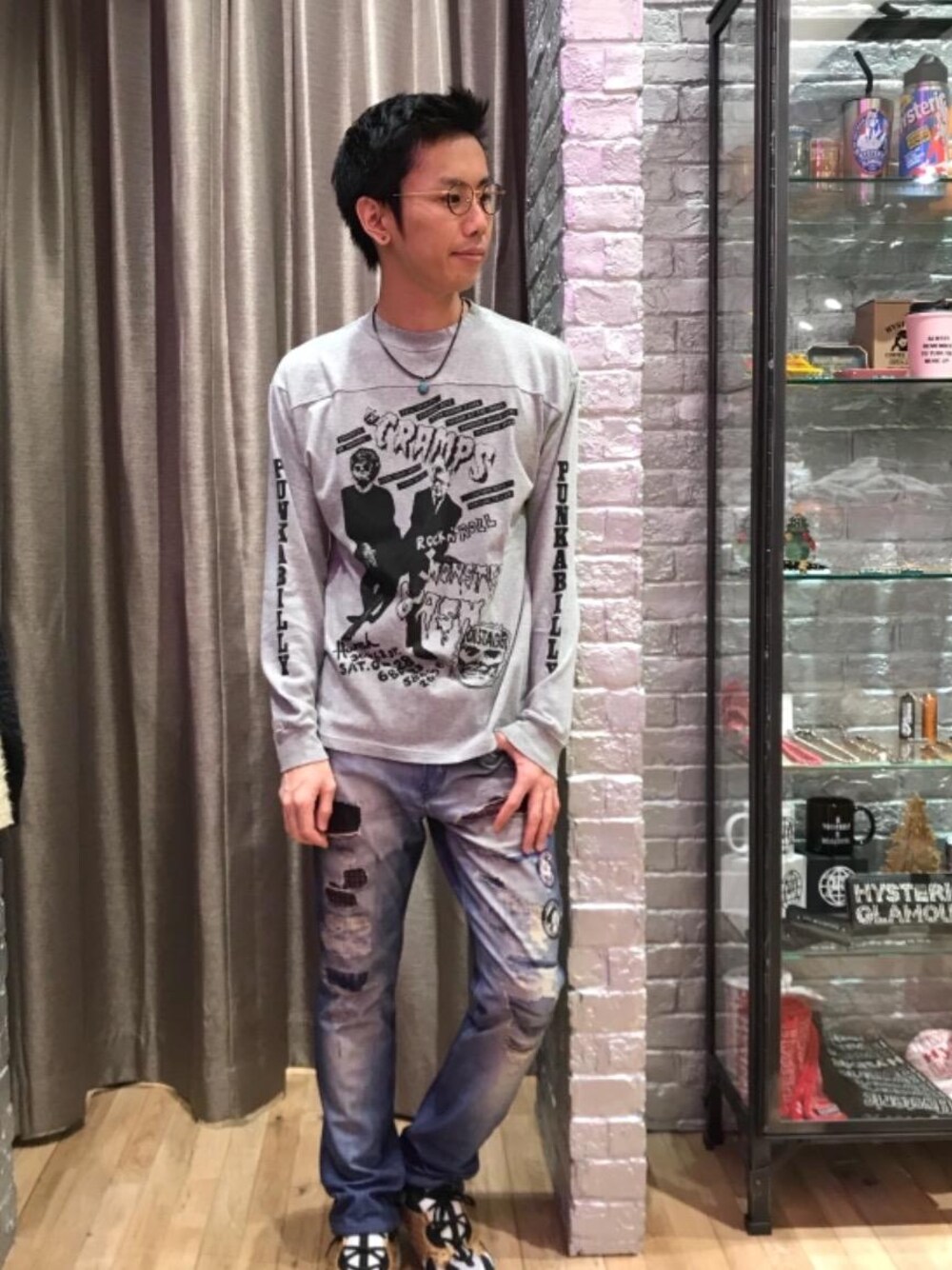 「デニム、カジュアル、シンプル、ロック、Tシャツ、大人カジュアル、コラボレーション、Hysteric Glamour、ラフ、90'sスタイル」｜「HYSTERIC GLAMOURの60s REMAKE DENIM スリムストレートパンツ（デニムパンツ、ブルー系）」を使った、TEPPEIYAMASAKIさん（メンズ・175cm）の秋コーディネートの1枚目の写真