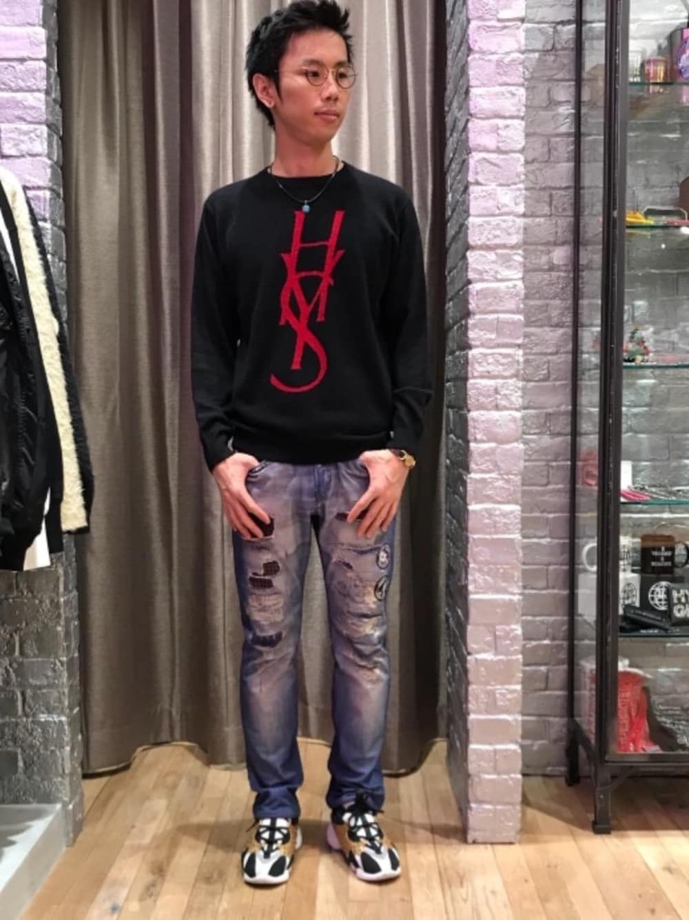 「デニム、カジュアル、シンプル、ロック、大人カジュアル、Hysteric Glamour、ラフ、ハイテク、90'sスタイル、ローテク」｜「HYSTERIC GLAMOURの60s REMAKE DENIM スリムストレートパンツ（デニムパンツ、ブルー系）」を使った、TEPPEIYAMASAKIさん（メンズ・175cm）の秋コーディネートの1枚目の写真