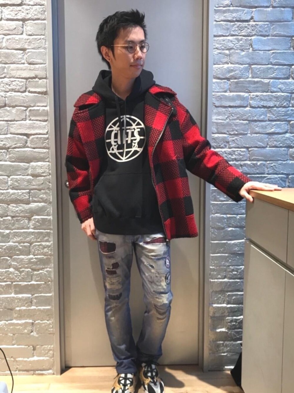 「デニム、カジュアル、ロック、冬コーデ、大人カジュアル、Hysteric Glamour、ラフ、ハイテク、90'sスタイル、ローテク」｜「HYSTERIC GLAMOURの60s REMAKE DENIM スリムストレートパンツ（デニムパンツ、ブルー系）」を使った、TEPPEIYAMASAKIさん（メンズ・175cm）の秋コーディネートの1枚目の写真