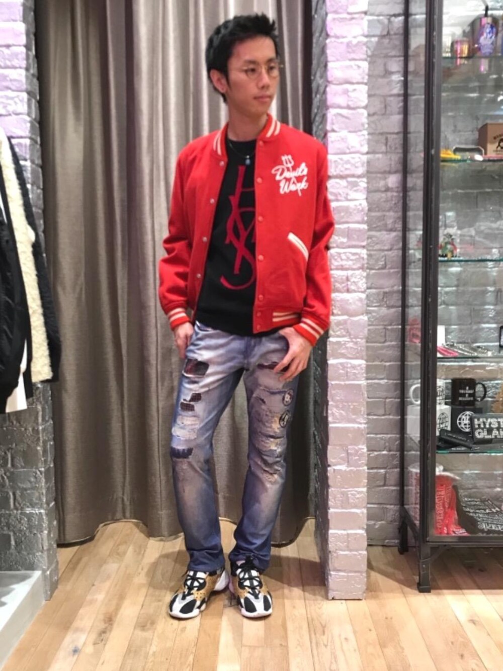 「デニム、カジュアル、シンプル、ロック、ストリート、大人カジュアル、Hysteric Glamour、ラフ、90'sスタイル、ローテク」｜「HYSTERIC GLAMOURの60s REMAKE DENIM スリムストレートパンツ（デニムパンツ、ブルー系）」を使った、TEPPEIYAMASAKIさん（メンズ・175cm）の秋コーディネートの1枚目の写真