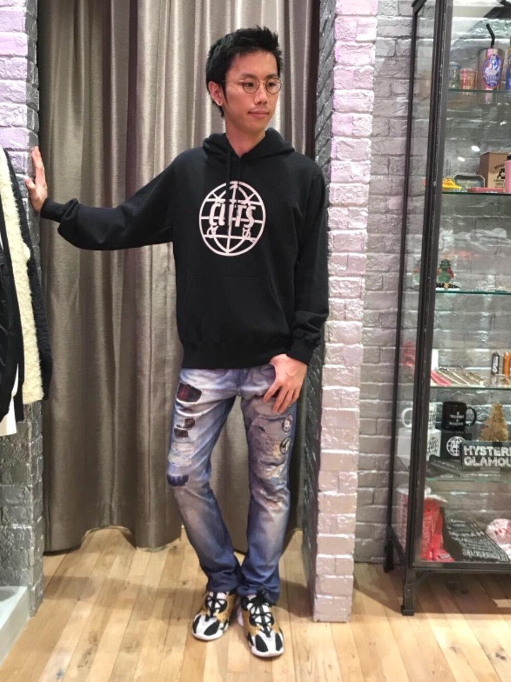 「デニム、カジュアル、シンプル、ロック、ストリート、冬コーデ、大人カジュアル、Hysteric Glamour、ラフ、90'sスタイル」｜「HYSTERIC GLAMOURの60s REMAKE DENIM スリムストレートパンツ（デニムパンツ、ブルー系）」を使った、TEPPEIYAMASAKIさん（メンズ・175cm）の秋コーディネートの1枚目の写真