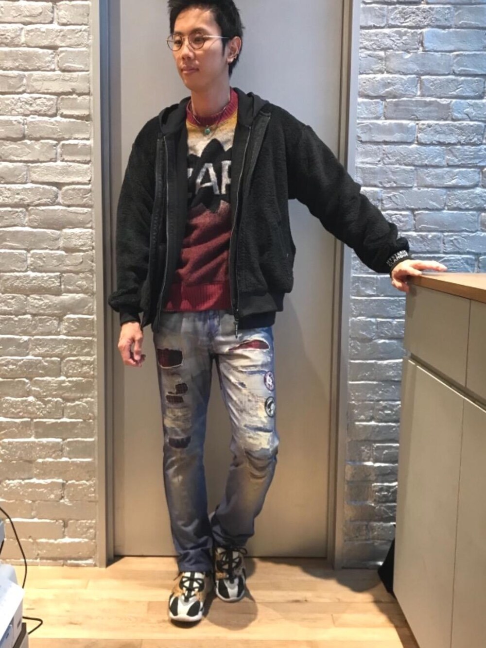 「デニム、カジュアル、シンプル、ロック、ストリート、冬コーデ、大人カジュアル、Hysteric Glamour、ラフ、90'sスタイル」｜「HYSTERIC GLAMOURの60s REMAKE DENIM スリムストレートパンツ（デニムパンツ、ブルー系）」を使った、TEPPEIYAMASAKIさん（メンズ・175cm）の秋コーディネートの1枚目の写真