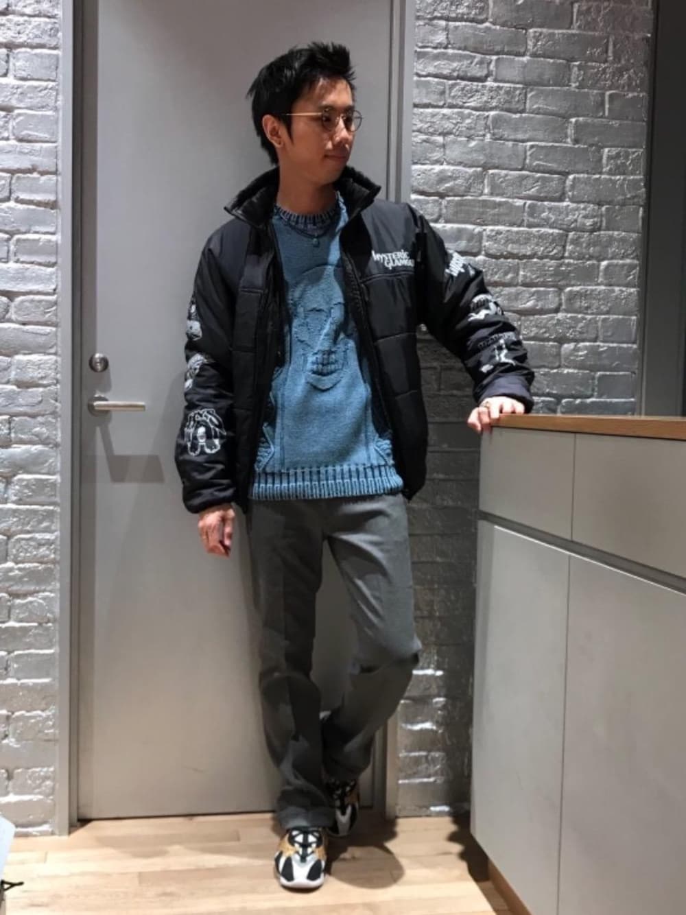 「カジュアル、ロック、ストリート、冬コーデ、大人カジュアル、コラボレーション、Hysteric Glamour、ラフ、90'sスタイル、ローテク」｜「HYSTERIC GLAMOURのプリマロフトナイロンリップ COLLAGE プリント スタンドカラージャケット（ダウンジャケット/コート、ブラック系）」を使った、TEPPEIYAMASAKIさん（メンズ・175cm）の秋コーディネートの1枚目の写真