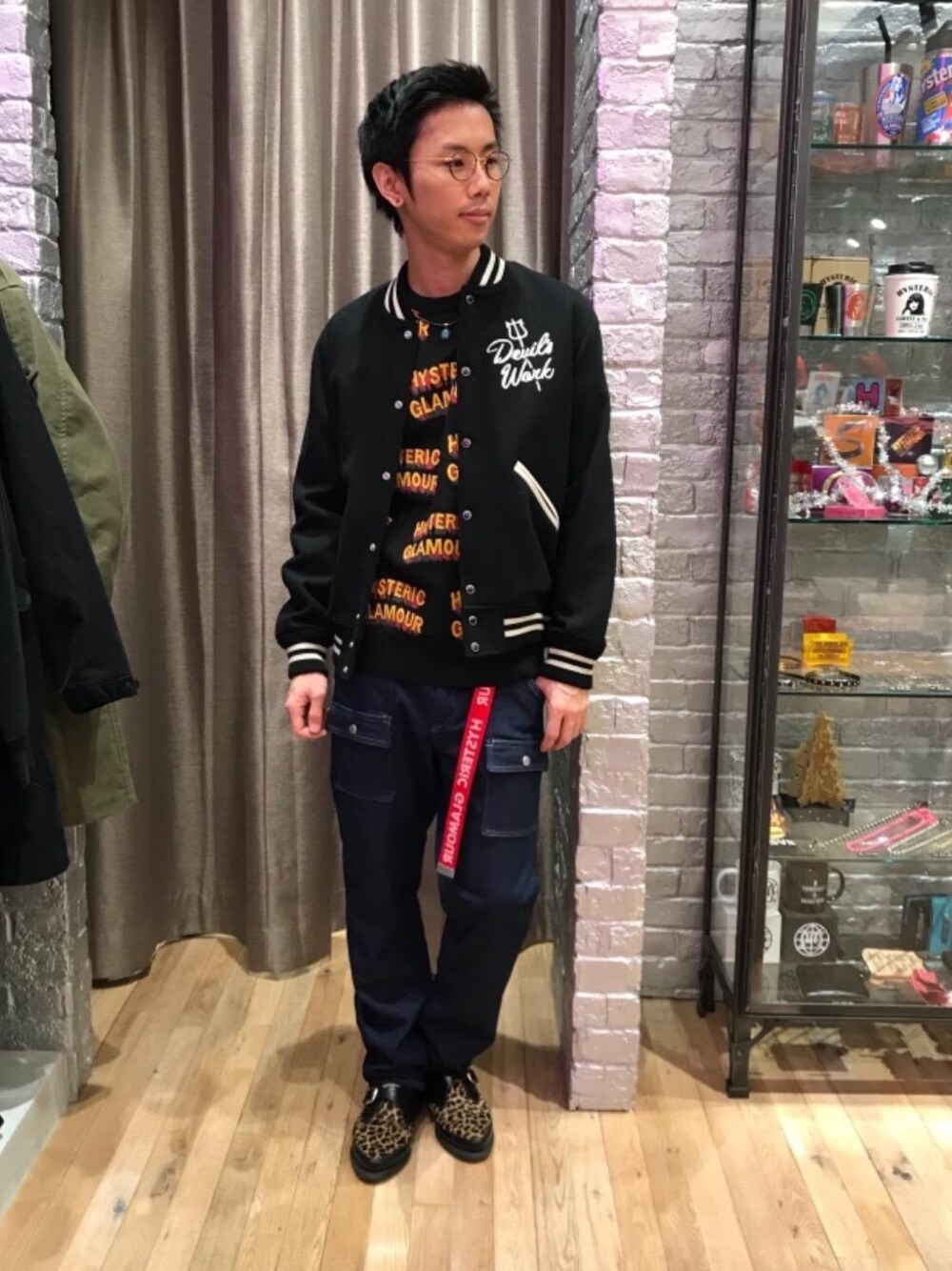 「デニム、カジュアル、シンプル、ロック、ストリート、冬コーデ、大人カジュアル、Hysteric Glamour、90'sスタイル、ローテク」｜「HYSTERIC GLAMOURのLOGO テープベルト（ベルト、レッド系）」を使った、TEPPEIYAMASAKIさん（メンズ・175cm）の冬コーディネートの1枚目の写真