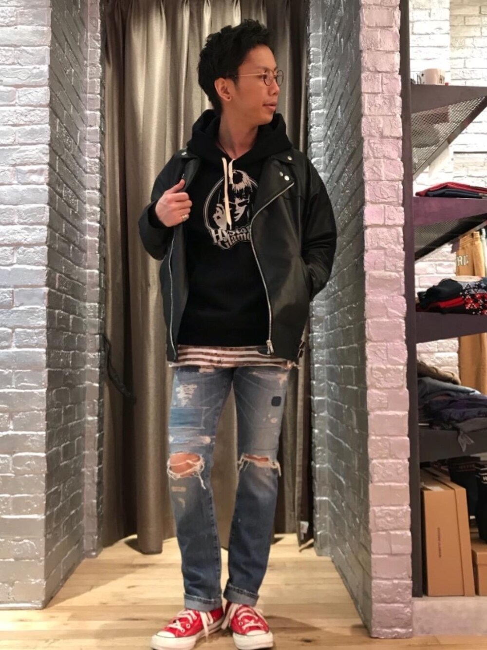 「デニム、カジュアル、ロック、大人カジュアル、Hysteric Glamour、ラフ、ハイテク、90'sスタイル、チェッカーフラッグ、ローテク」｜「HYSTERIC GLAMOURのLOOKING AT YOU パーカー（パーカー、ブラック系）」を使った、TEPPEIYAMASAKIさん（メンズ・175cm）の冬コーディネートの1枚目の写真