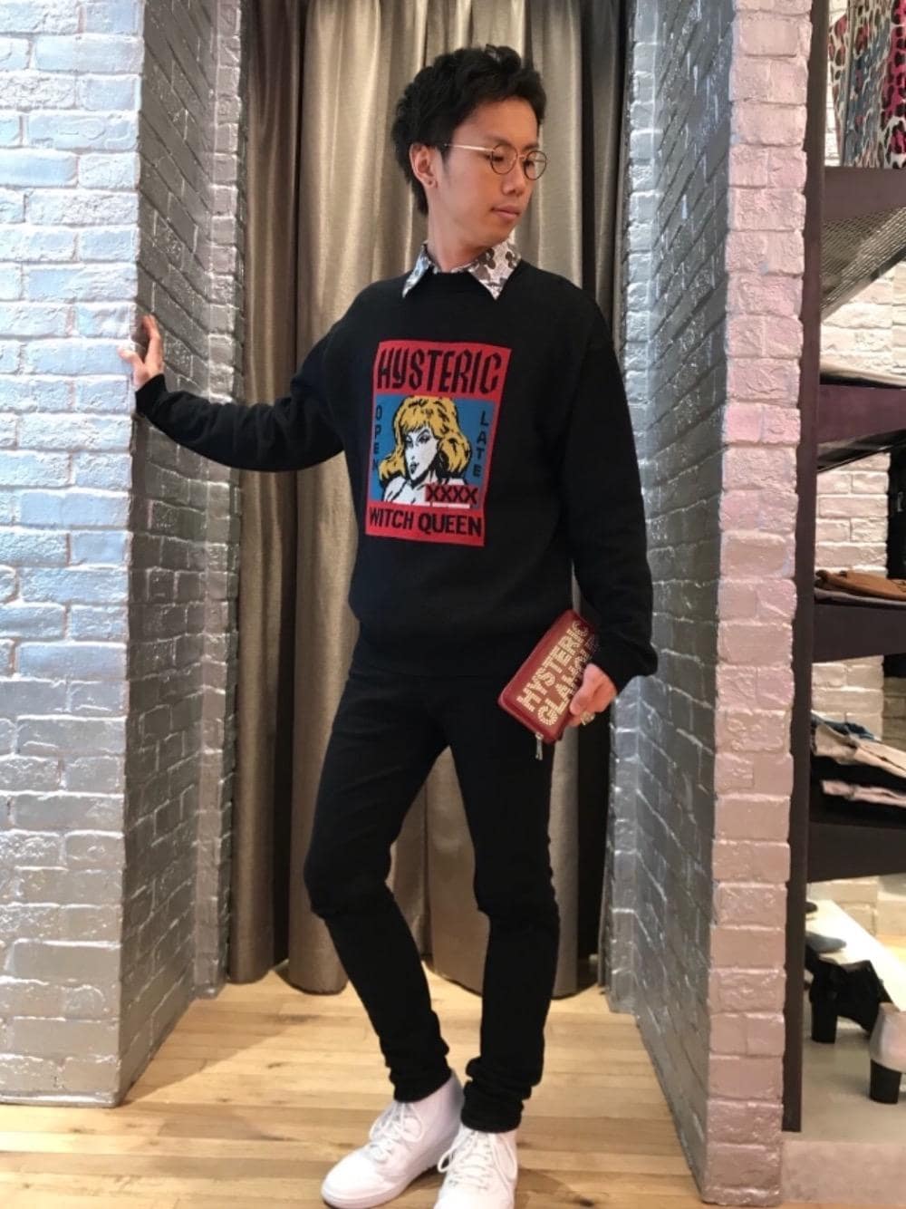 「ニット、カジュアル、シンプル、ワントーンコーデ、大人カジュアル、Hysteric Glamour、ラフ、春コーデ、ハイテク、ローテク」｜「HYSTERIC GLAMOURのLOGO STUDS ロングウォレット（財布、レッド系）」を使った、TEPPEIYAMASAKIさん（メンズ・175cm）の冬コーディネートの1枚目の写真