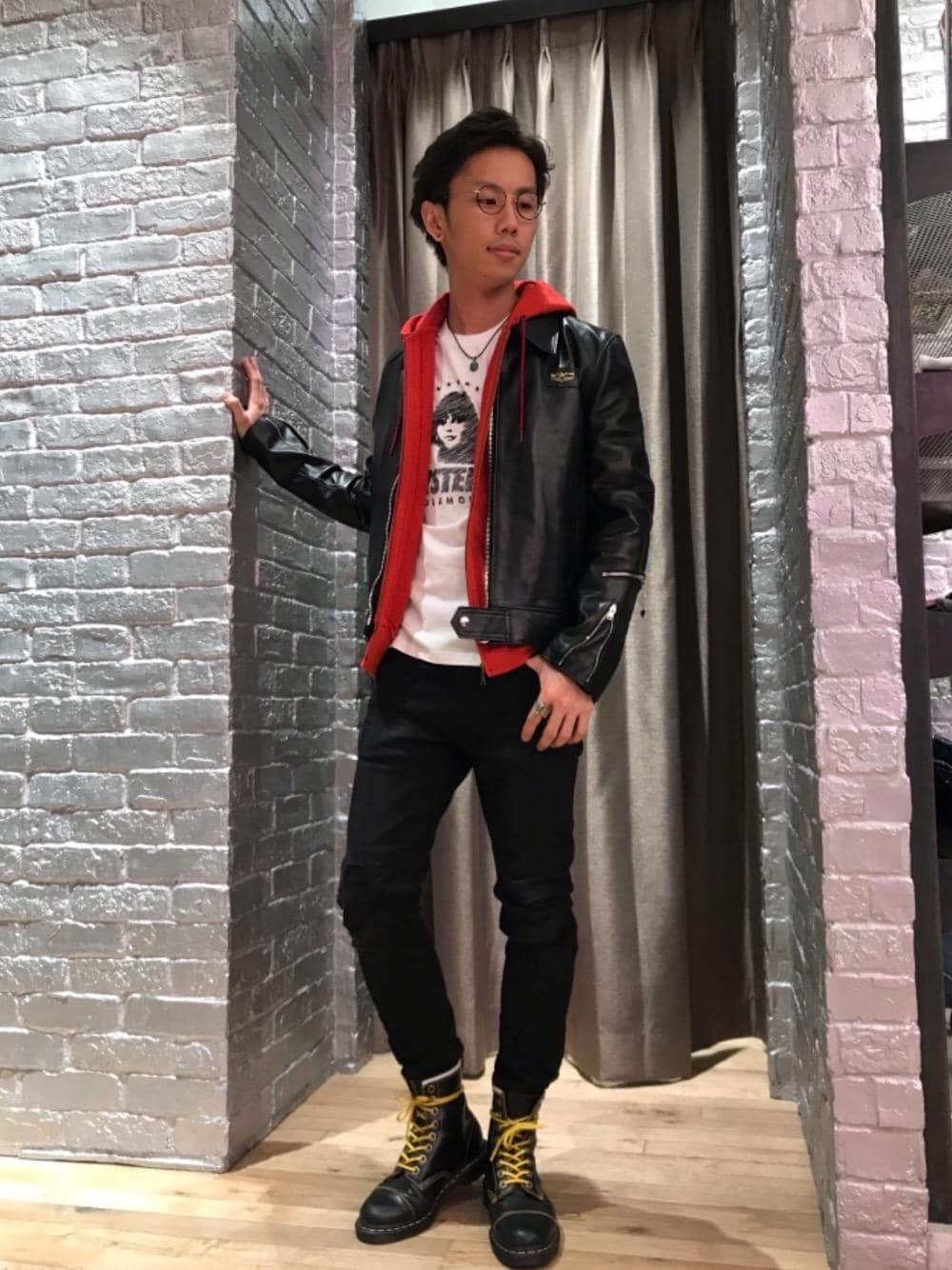 「カジュアル、ロック、Tシャツ、大人カジュアル、コラボレーション、Hysteric Glamour、春コーデ、ハイテク、90'sスタイル、ローテク」｜「HYSTERIC GLAMOURのKPR加工ISKOデニム リメイクスリムパンツ（デニムパンツ、ブラック系）」を使った、TEPPEIYAMASAKIさん（メンズ・175cm）の冬コーディネートの1枚目の写真