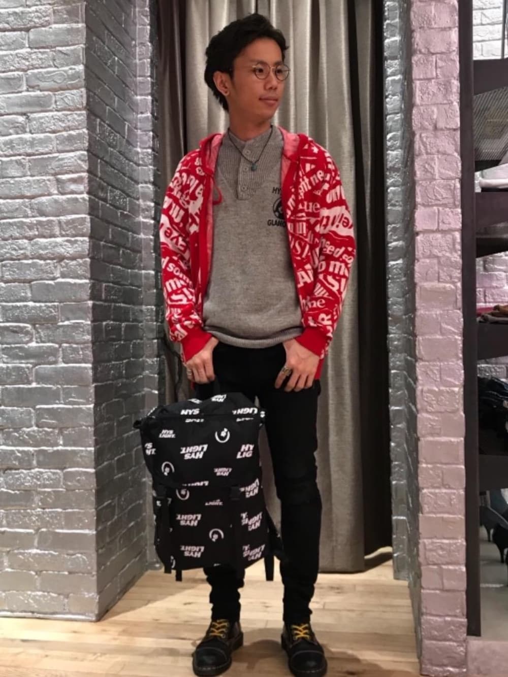 「カジュアル、シンプル、ロック、ストリート、大人カジュアル、Hysteric Glamour、ラフ、春コーデ、90'sスタイル、ローテク」｜「HYSTERIC GLAMOURのKPR加工ISKOデニム リメイクスリムパンツ（デニムパンツ、ブラック系）」を使った、TEPPEIYAMASAKIさん（メンズ・175cm）の冬コーディネートの1枚目の写真