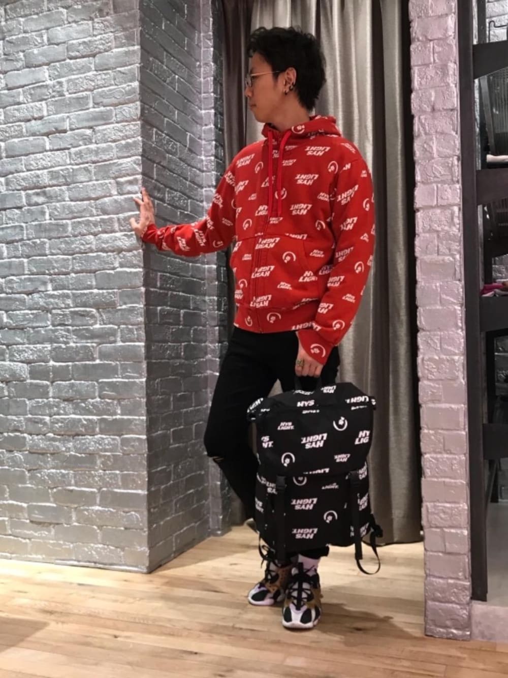 「カジュアル、ロック、ストリート、大人カジュアル、Hysteric Glamour、ラフ、春コーデ、ハイテク、90'sスタイル、ローテク」｜「HYSTERIC GLAMOURのSU加工ISKOツイル スリムパンツ（デニムパンツ、ブラック系）」を使った、TEPPEIYAMASAKIさん（メンズ・175cm）の冬コーディネートの1枚目の写真
