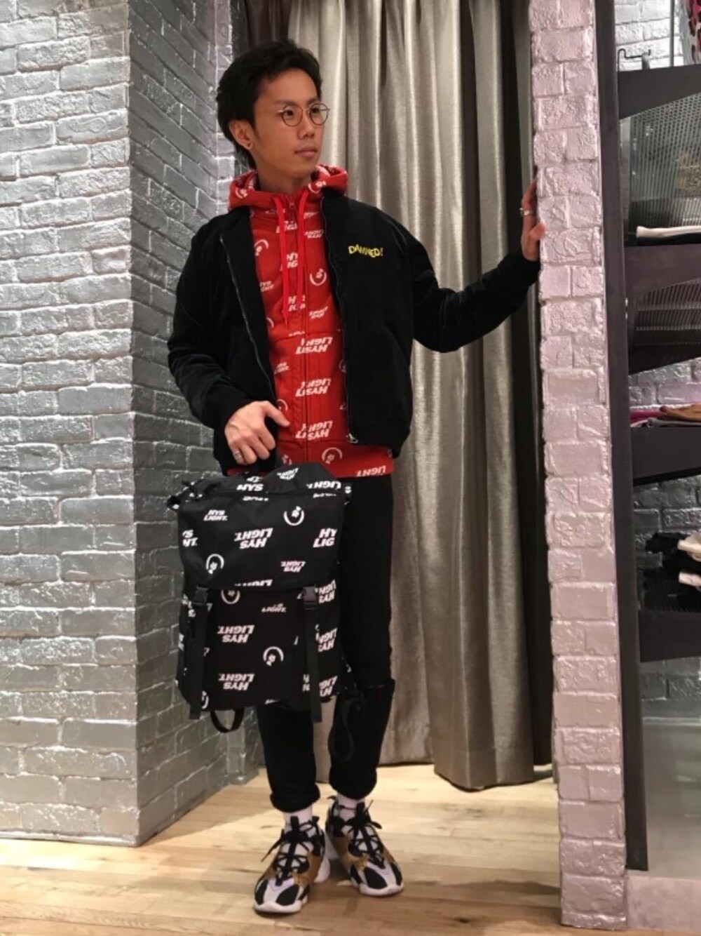 「カジュアル、ロック、ストリート、大人カジュアル、Hysteric Glamour、ラフ、春コーデ、ハイテク、90'sスタイル、ローテク」｜「HYSTERIC GLAMOURのSU加工ISKOツイル スリムパンツ（デニムパンツ、ブラック系）」を使った、TEPPEIYAMASAKIさん（メンズ・175cm）の冬コーディネートの1枚目の写真