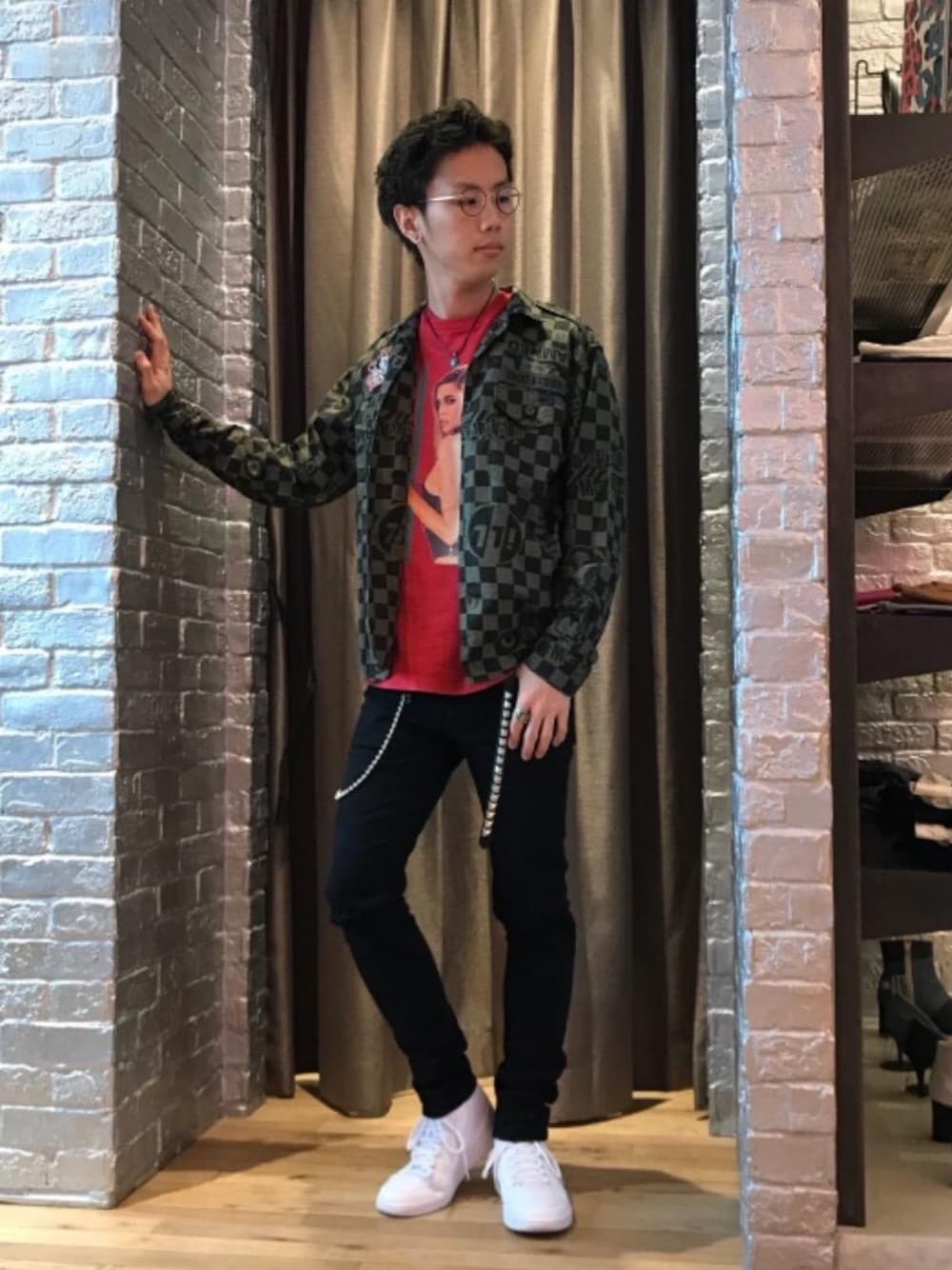 「カジュアル、ロック、Tシャツ、大人カジュアル、コラボレーション、Hysteric Glamour、ラフ、春コーデ、ハイテク、ローテク」｜「HYSTERIC GLAMOURのMETAL CHARM ウォレットチェーン（ウォレットチェーン、シルバー系）」を使った、TEPPEIYAMASAKIさん（メンズ・175cm）の冬コーディネートの1枚目の写真