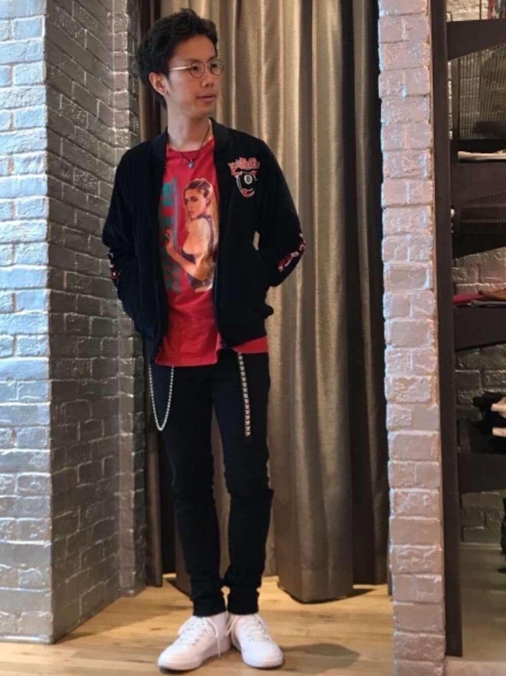 「カジュアル、ロック、Tシャツ、ストリート、大人カジュアル、コラボレーション、Hysteric Glamour、春コーデ、90'sスタイル、ローテク」｜「HYSTERIC GLAMOURのSU加工ISKOツイル スリムパンツ（デニムパンツ、ブラック系）」を使った、TEPPEIYAMASAKIさん（メンズ・175cm）の冬コーディネートの1枚目の写真