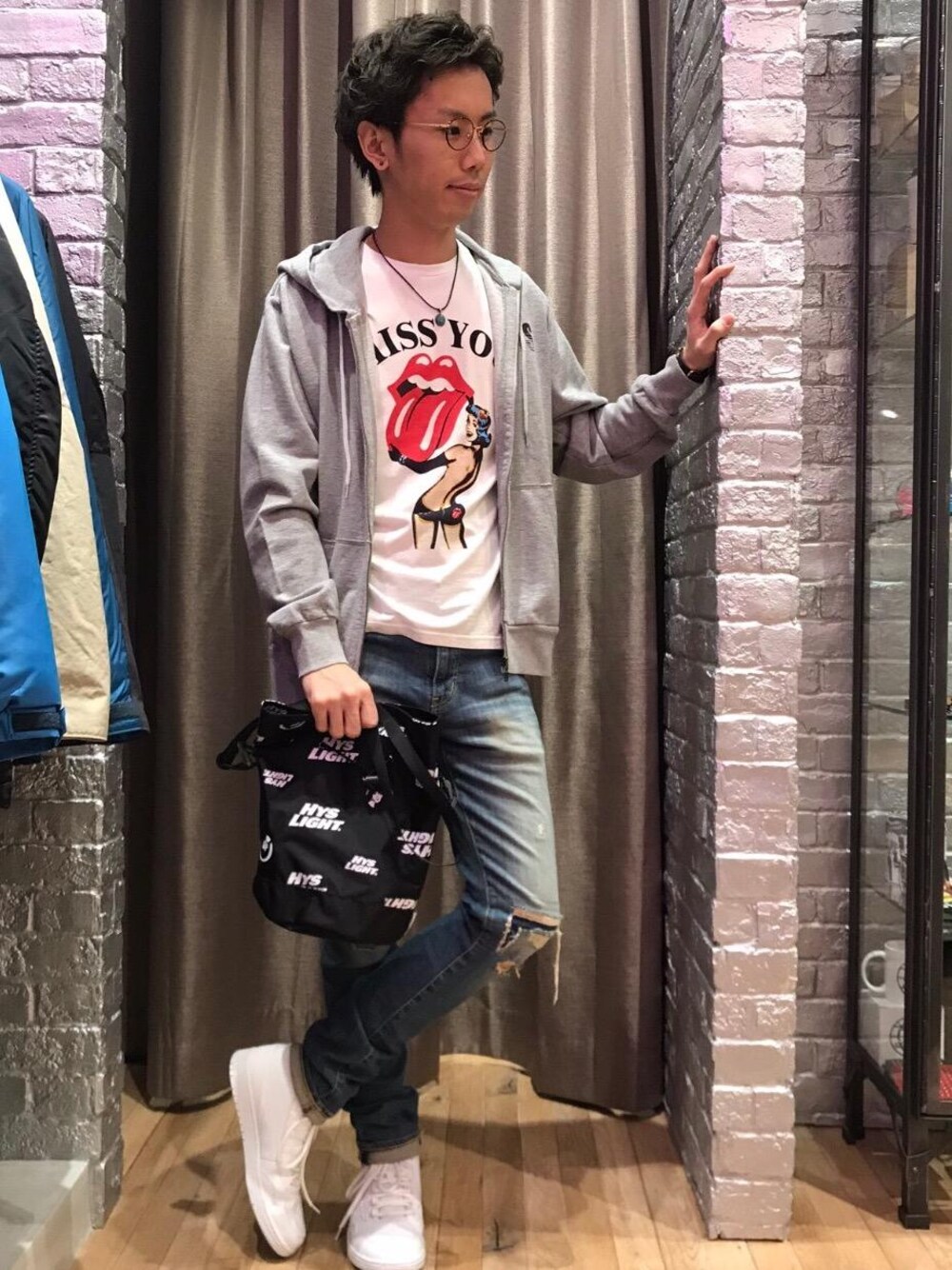 「デニム、カジュアル、シンプル、ロック、Tシャツ、大人カジュアル、コラボレーション、Hysteric Glamour、ラフ、春コーデ」｜「HYSTERIC GLAMOURのKPR加工ISKOデニム リメイクスリムパンツ（デニムパンツ、ブルー系）」を使った、TEPPEIYAMASAKIさん（メンズ・175cm）の冬コーディネートの1枚目の写真
