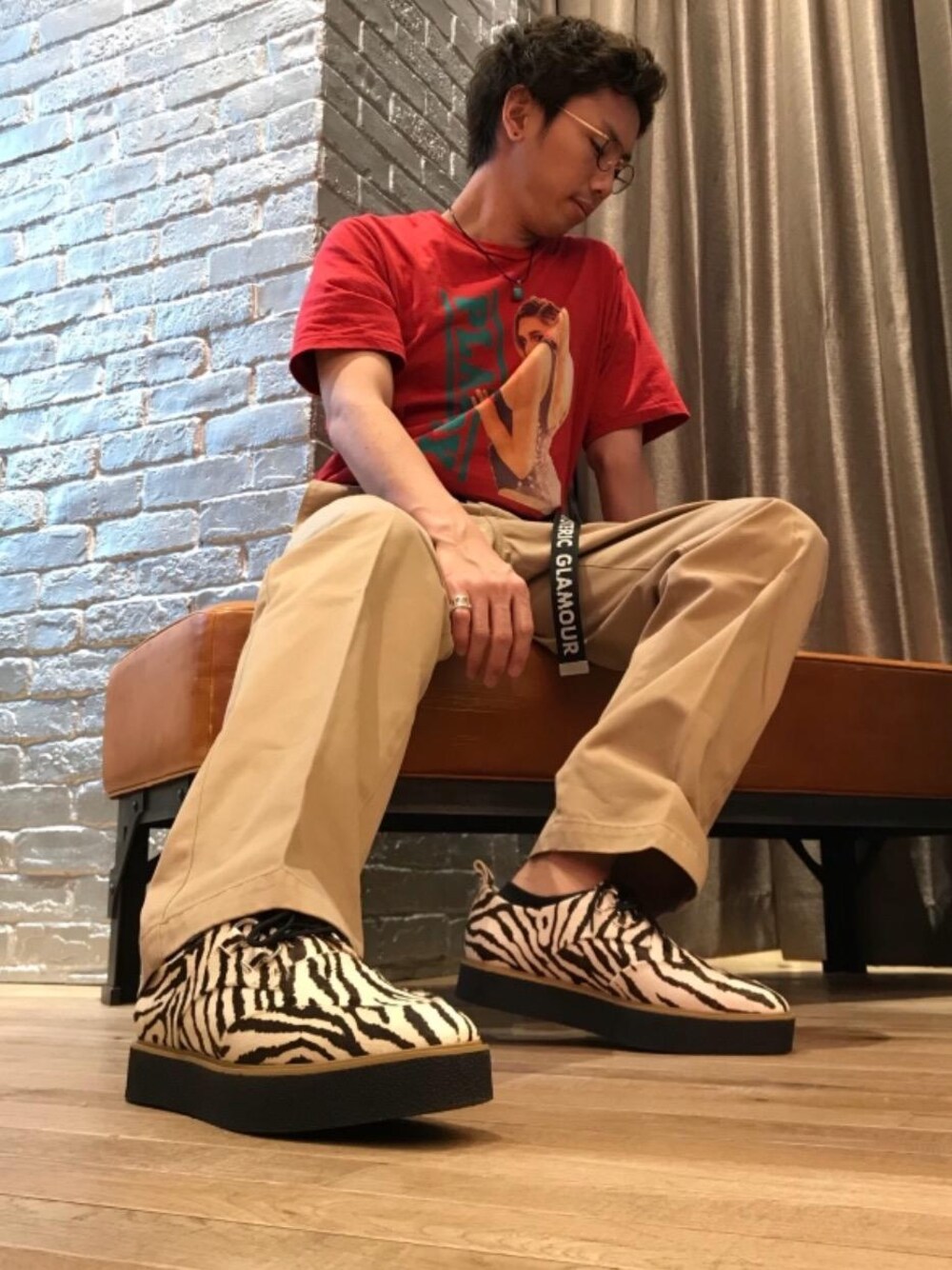 「カジュアル、シンプル、Tシャツ、大人カジュアル、コラボレーション、Hysteric Glamour、ラフ、春コーデ、ハイテク、90'sスタイル」｜「HYSTERIC GLAMOURのHYSTERIC SPIDER pt USED加工ワークPT（チノパンツ、ベージュ系）」を使った、TEPPEIYAMASAKIさん（メンズ・175cm）の冬コーディネートの1枚目の写真
