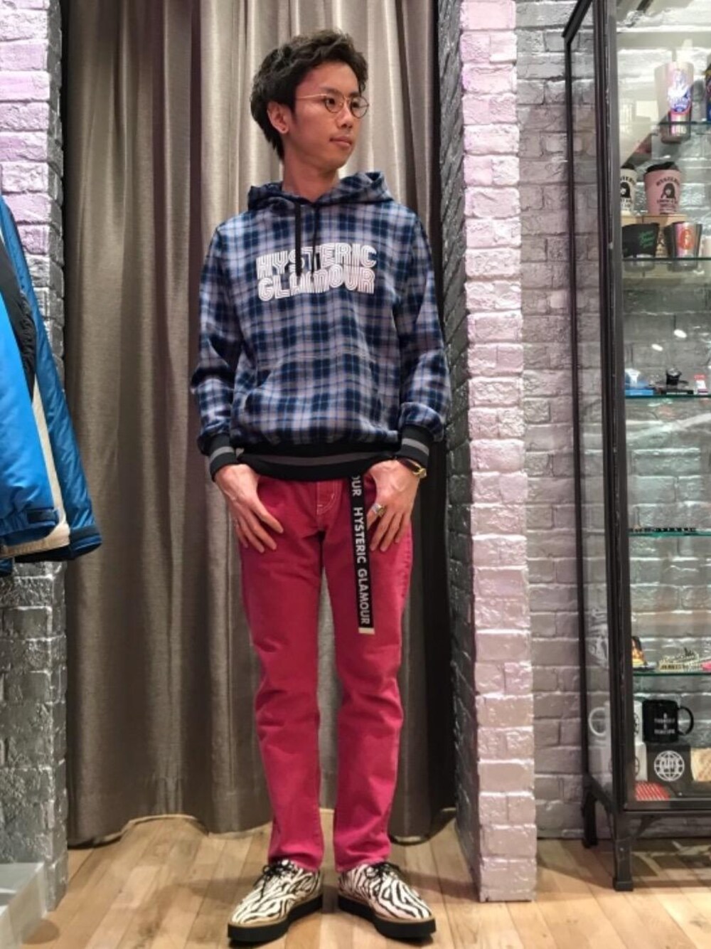 「カジュアル、シンプル、ロック、ストリート、大人カジュアル、Hysteric Glamour、ラフ、春コーデ、ハイテク、90'sスタイル」｜「HYSTERIC GLAMOURのLOGO テープベルト（ベルト、ブラック系）」を使った、TEPPEIYAMASAKIさん（メンズ・175cm）の冬コーディネートの1枚目の写真