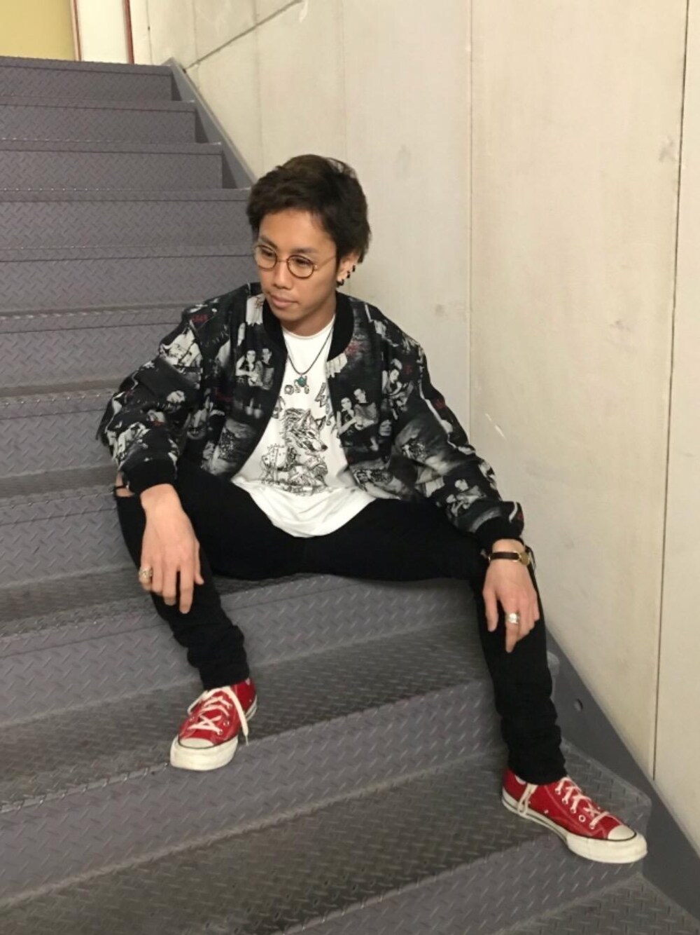 「カジュアル、シンプル、ロック、Tシャツ、大人カジュアル、コラボレーション、Hysteric Glamour、ラフ、春コーデ、90'sスタイル」｜「HYSTERIC GLAMOURのSU加工ISKOツイル スリムパンツ（デニムパンツ、ブラック系）」を使った、TEPPEIYAMASAKIさん（メンズ・175cm）の冬コーディネートの1枚目の写真