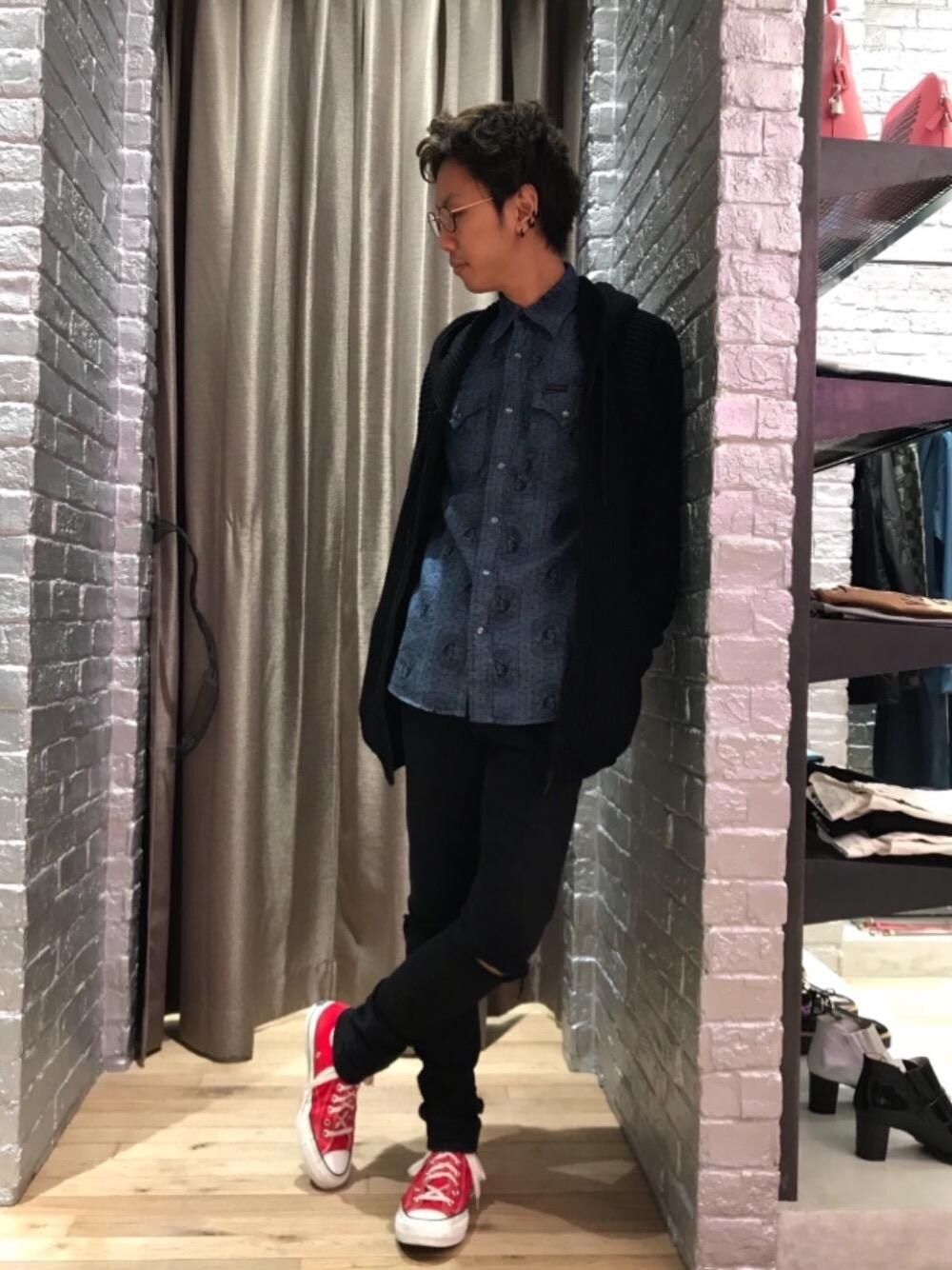 「カジュアル、シンプル、ストリート、大人カジュアル、Hysteric Glamour、ラフ、春コーデ、ハイテク、90'sスタイル、ローテク」｜「HYSTERIC GLAMOURのSU加工ISKOツイル スリムパンツ（デニムパンツ、ブラック系）」を使った、TEPPEIYAMASAKIさん（メンズ・175cm）の冬コーディネートの1枚目の写真