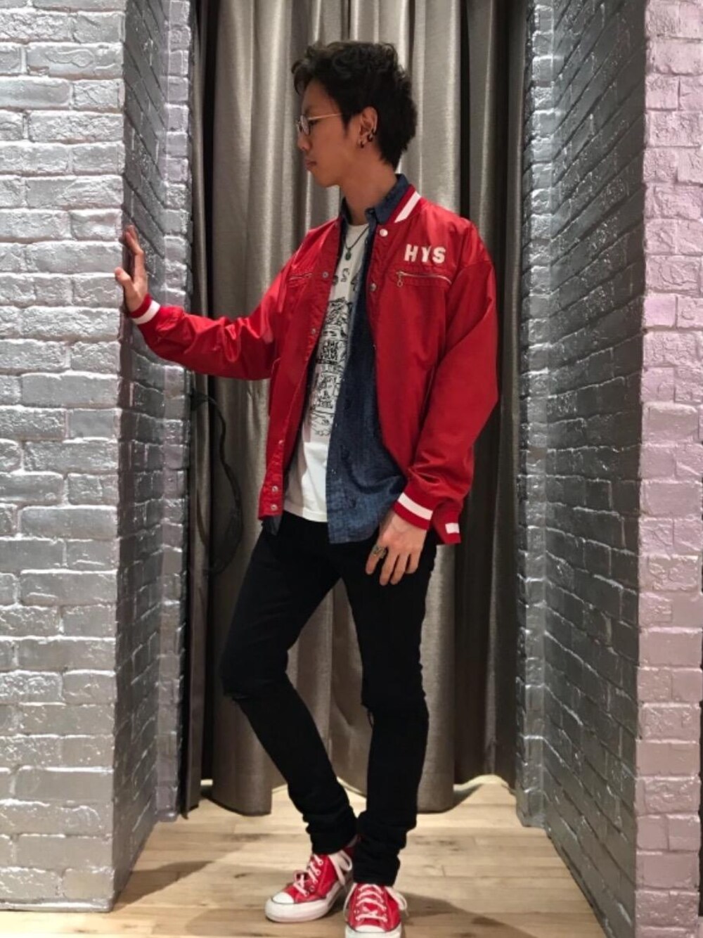 「カジュアル、シンプル、ロック、Tシャツ、大人カジュアル、コラボレーション、Hysteric Glamour、ラフ、春コーデ、90'sスタイル」｜「HYSTERIC GLAMOURのブラックSデニムスリムPT（デニムパンツ、ブラック系）」を使った、TEPPEIYAMASAKIさん（メンズ・175cm）の冬コーディネートの1枚目の写真