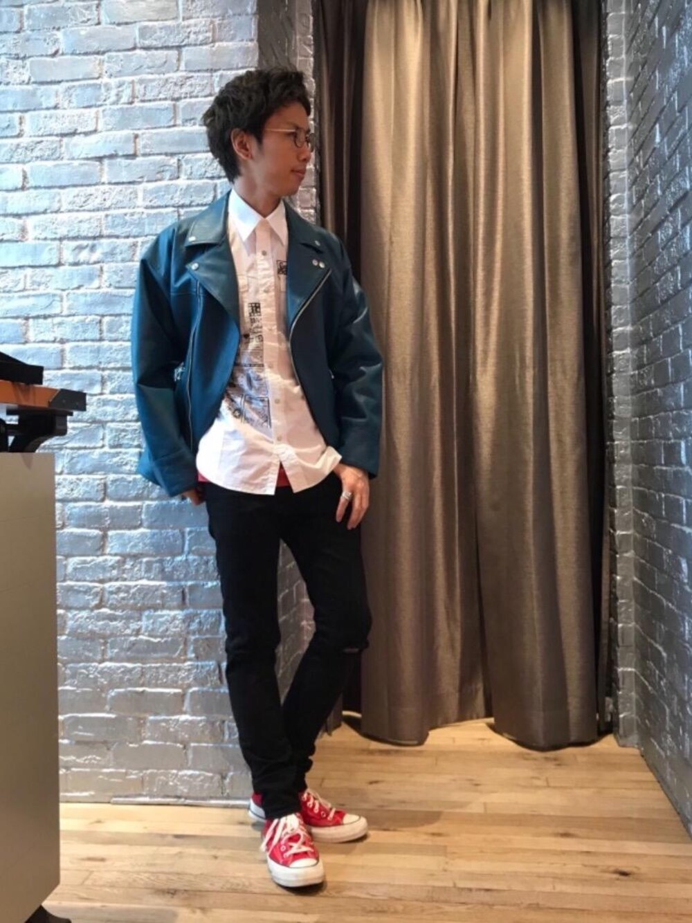 「カジュアル、シンプル、ロック、大人カジュアル、Hysteric Glamour、ラフ、春コーデ、ハイテク、90'sスタイル、ローテク」｜「HYSTERIC GLAMOURのSU加工ISKOツイル スリムパンツ（デニムパンツ、ブラック系）」を使った、TEPPEIYAMASAKIさん（メンズ・175cm）の春コーディネートの1枚目の写真