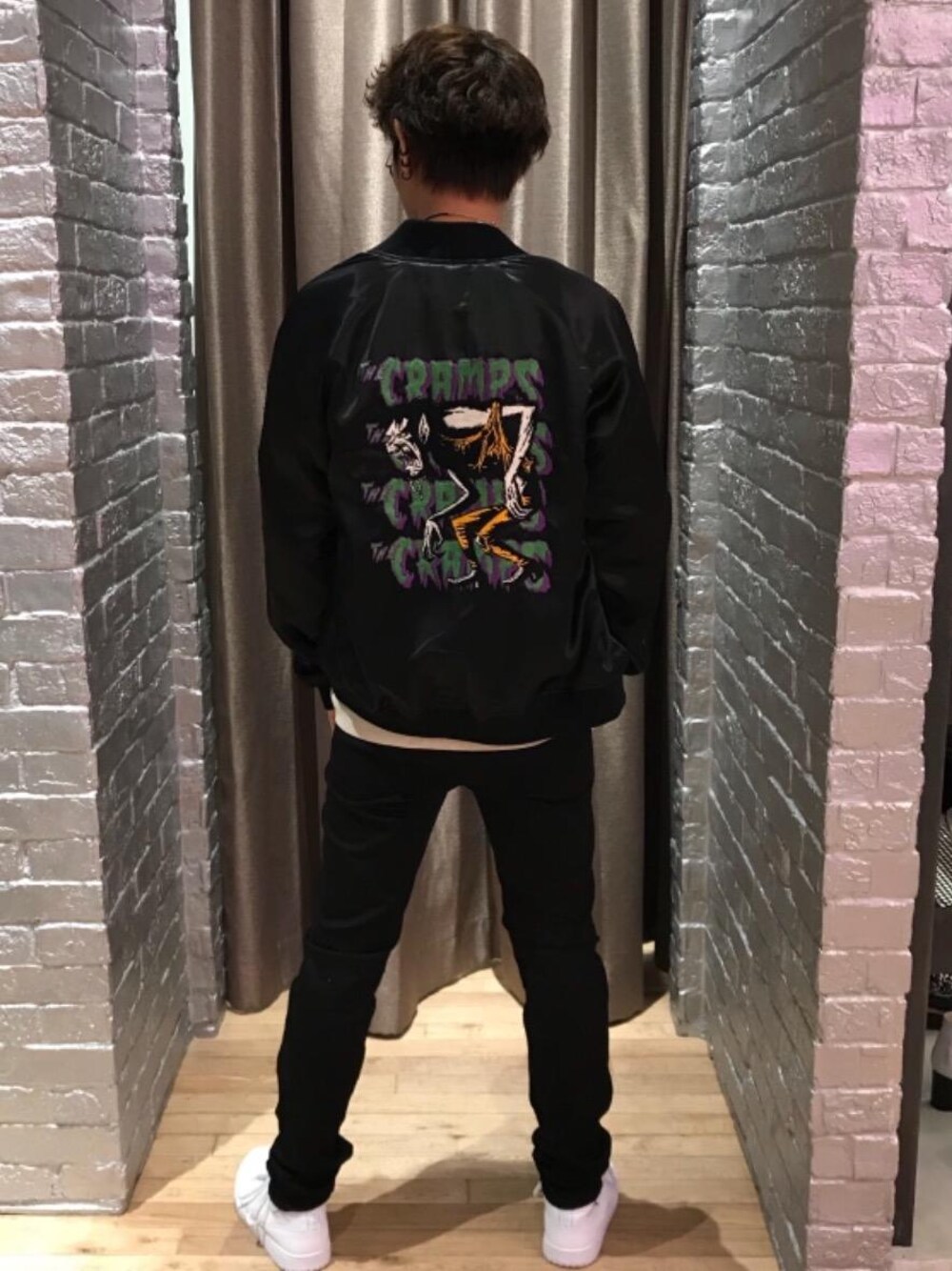 「カジュアル、ロック、ストリート、大人カジュアル、コラボレーション、Hysteric Glamour、春コーデ、ハイテク、90'sスタイル、ローテク」｜「HYSTERIC GLAMOURのTHE CRMPS/HUNGRY刺繍 スカジャン（スカジャン、ブラック系）」を使った、TEPPEIYAMASAKIさん（メンズ・175cm）の春コーディネートの1枚目の写真