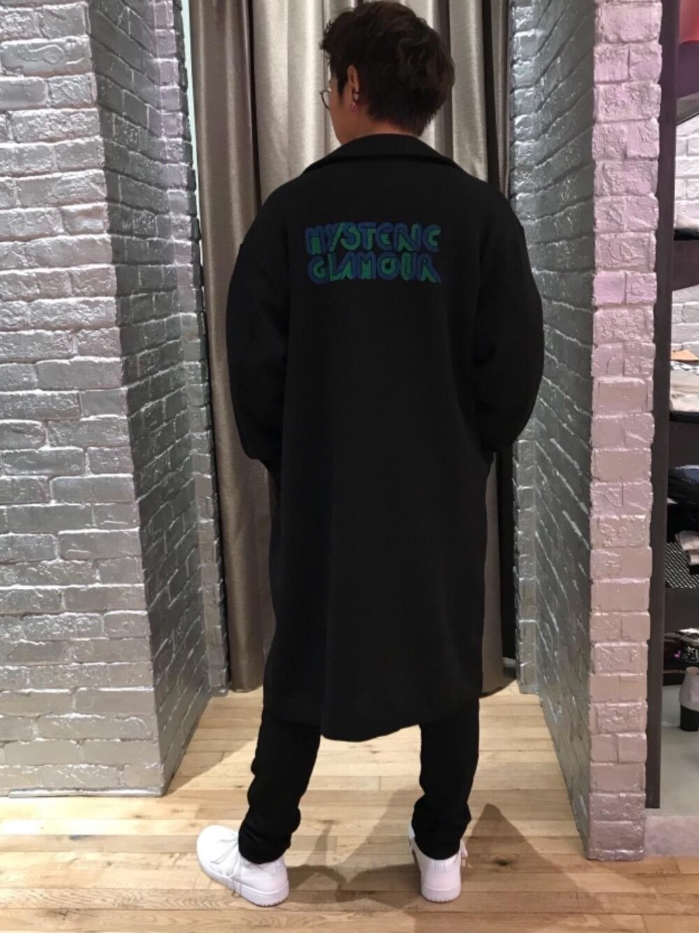 「カジュアル、シンプル、ストリート、大人カジュアル、Hysteric Glamour、ラフ、春コーデ、ハイテク、90'sスタイル、ローテク」｜「HYSTERIC GLAMOURのPRISMATIC LOGO pt チェスターコート（チェスターコート、ブラック系）」を使った、TEPPEIYAMASAKIさん（メンズ・175cm）の春コーディネートの1枚目の写真