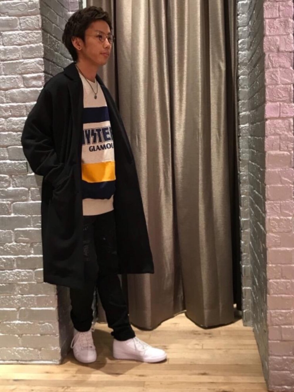 「カジュアル、シンプル、ストリート、大人カジュアル、Hysteric Glamour、ラフ、春コーデ、ハイテク、90'sスタイル、ローテク」｜「HYSTERIC GLAMOURのPRISMATIC LOGO pt チェスターコート（チェスターコート、ブラック系）」を使った、TEPPEIYAMASAKIさん（メンズ・175cm）の春コーディネートの1枚目の写真