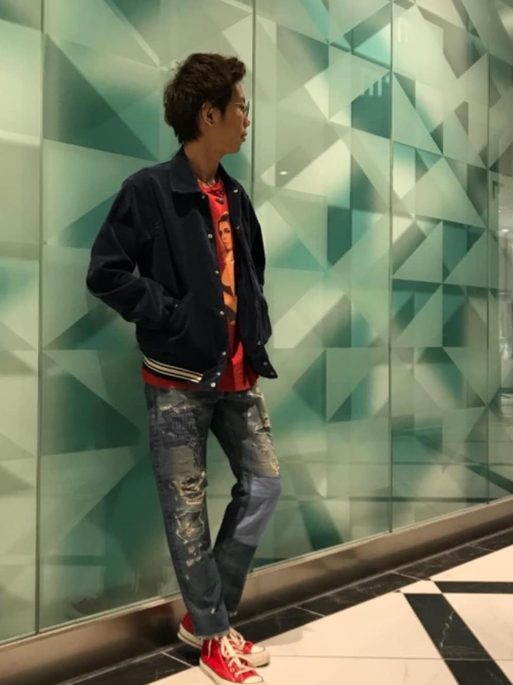 「デニム、カジュアル、シンプル、ロック、大人カジュアル、Hysteric Glamour、春コーデ、ハイテク、90'sスタイル、ローテク」｜「HYSTERIC GLAMOURのMISS MONICA SIMS Tシャツ（Tシャツ/カットソー、レッド系）」を使った、TEPPEIYAMASAKIさん（メンズ・175cm）の春コーディネートの1枚目の写真