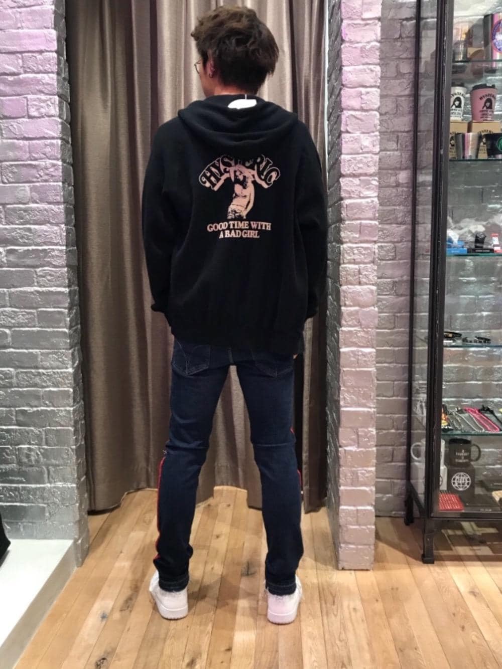 「デニム、カジュアル、シンプル、ロック、ストリート、大人カジュアル、Hysteric Glamour、ラフ、春コーデ、90'sスタイル」｜「HYSTERIC GLAMOURのBAD GIRL パーカー（パーカー、ブラック系）」を使った、TEPPEIYAMASAKIさん（メンズ・175cm）の春コーディネートの1枚目の写真