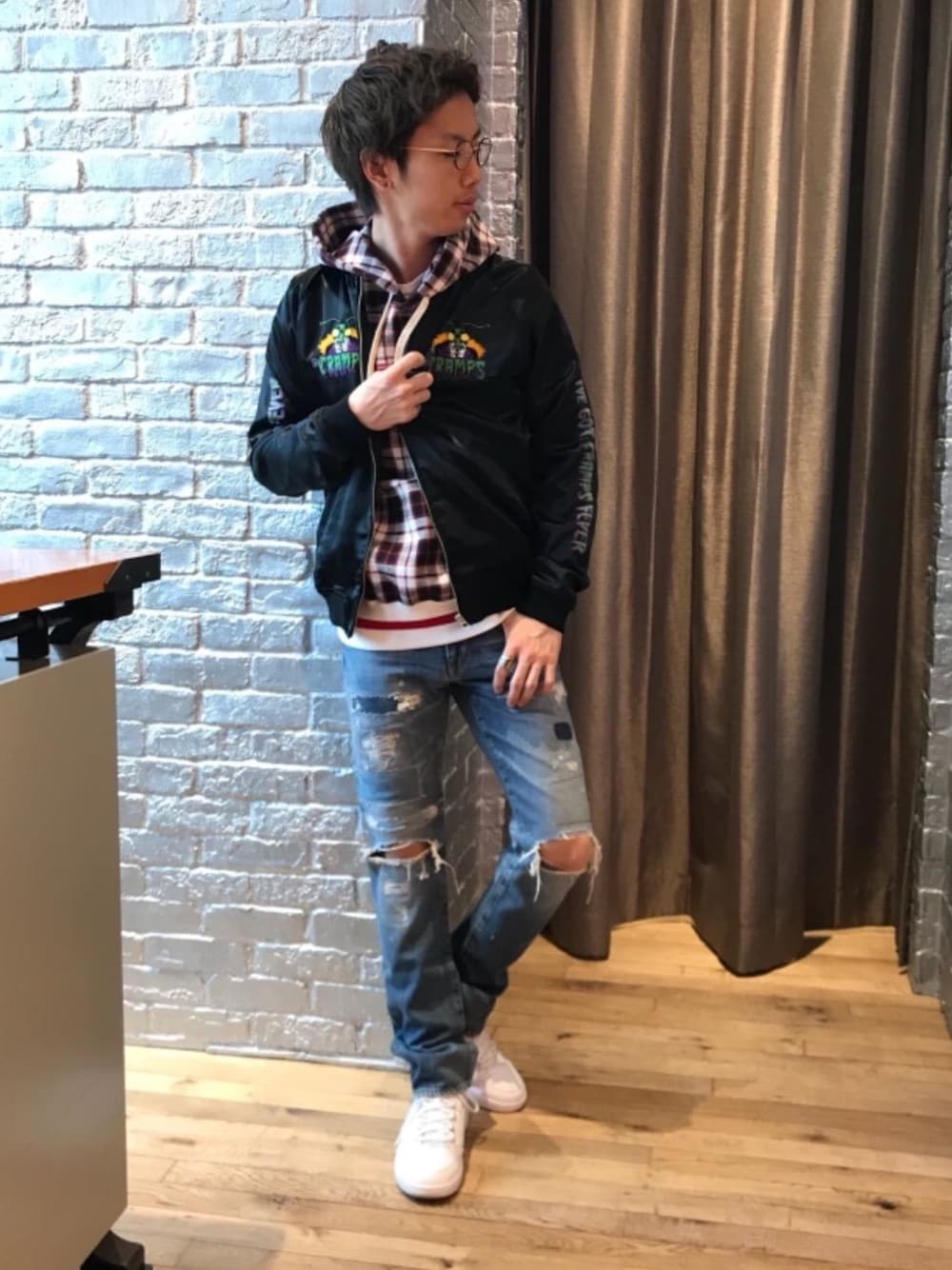 「デニム、カジュアル、シンプル、ロック、ストリート、大人カジュアル、Hysteric Glamour、春コーデ、ハイテク、90'sスタイル」｜「HYSTERIC GLAMOURのSPR加工デニム スリムストレートパンツ（デニムパンツ、ブルー系）」を使った、TEPPEIYAMASAKIさん（メンズ・175cm）の春コーディネートの1枚目の写真