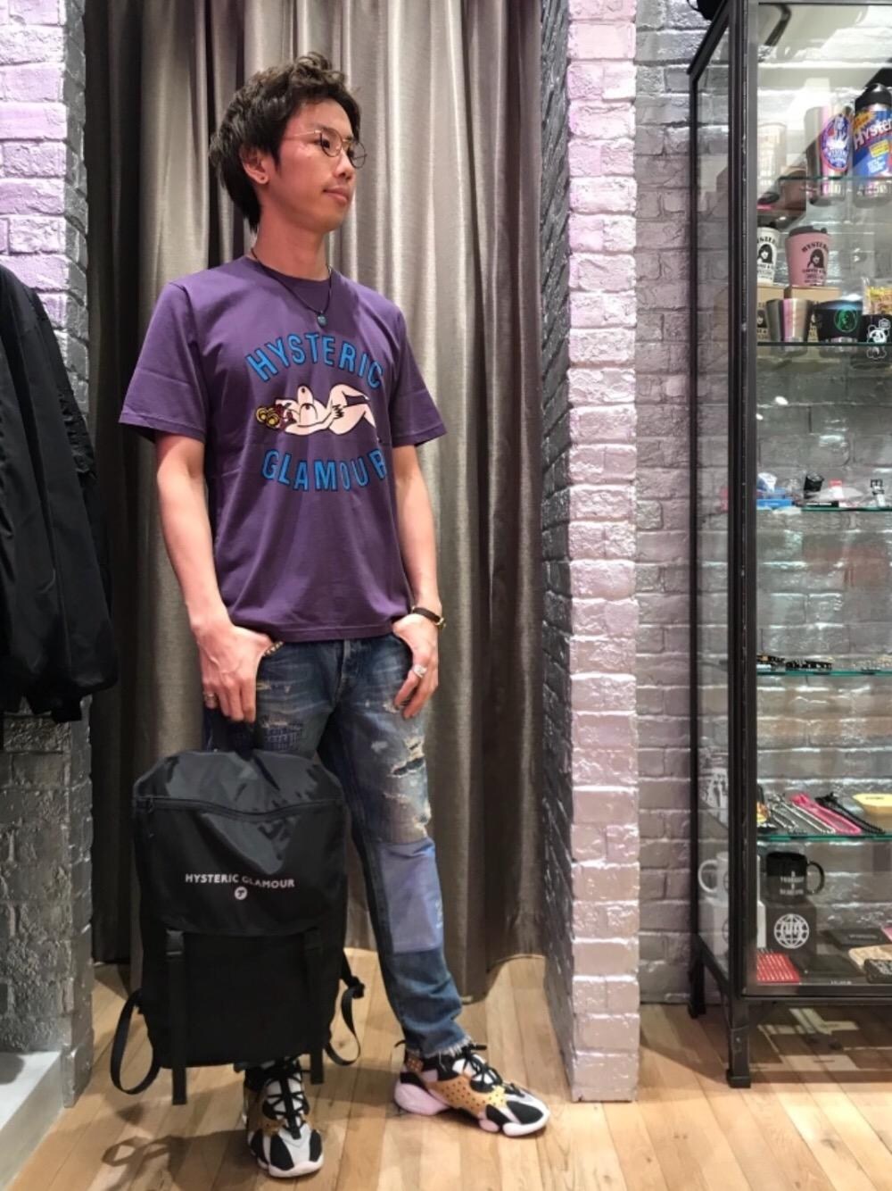 「デニム、カジュアル、シンプル、ロック、Tシャツ、ストリート、大人カジュアル、Hysteric Glamour、春コーデ、90'sスタイル」｜「HYSTERIC GLAMOURのMISS HYSTERIC Tシャツ（Tシャツ/カットソー、パープル系）」を使った、TEPPEIYAMASAKIさん（メンズ・175cm）の春コーディネートの1枚目の写真