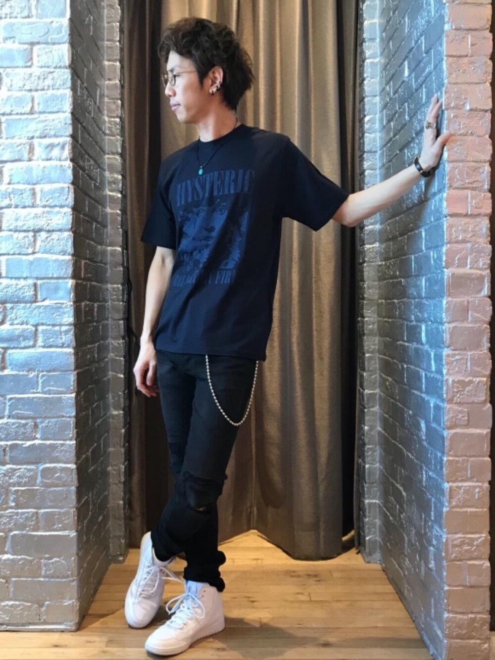 「デニム、カジュアル、シンプル、ロック、Tシャツ、ストリート、大人カジュアル、Hysteric Glamour、90'sスタイル、ローテク」｜「HYSTERIC GLAMOURのKPR加工ISKOデニム リメイクスリムパンツ（デニムパンツ、ブラック系）」を使った、TEPPEIYAMASAKIさん（メンズ・175cm）の春コーディネートの1枚目の写真