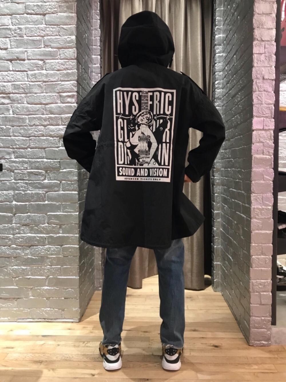 「デニム、カジュアル、シンプル、ロック、ストリート、大人カジュアル、Hysteric Glamour、春コーデ、90'sスタイル、ローテク」｜「HYSTERIC GLAMOURのHYSTERIC LIVE フーデットジャケット（ミリタリージャケット、ブラック系）」を使った、TEPPEIYAMASAKIさん（メンズ・175cm）の春コーディネートの1枚目の写真