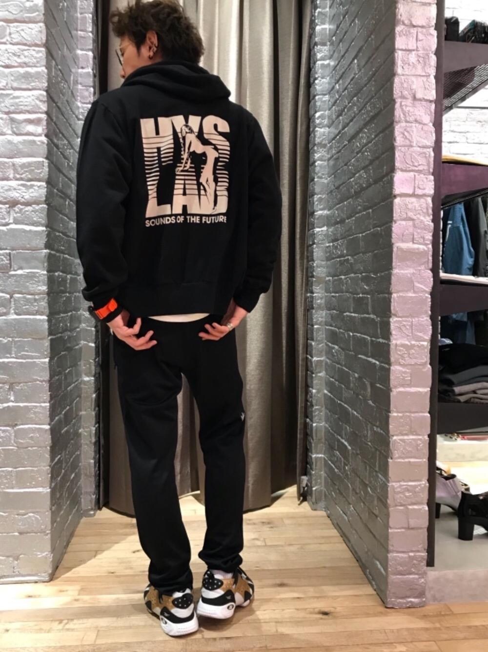 「カジュアル、シンプル、ロック、ストリート、大人カジュアル、Hysteric Glamour、ラフ、春コーデ、ハイテク、90'sスタイル」｜「HYSTERIC GLAMOURのRS WOMAN HEAD スウェットパンツ（その他パンツ、ブラック系）」を使った、TEPPEIYAMASAKIさん（メンズ・175cm）の春コーディネートの1枚目の写真