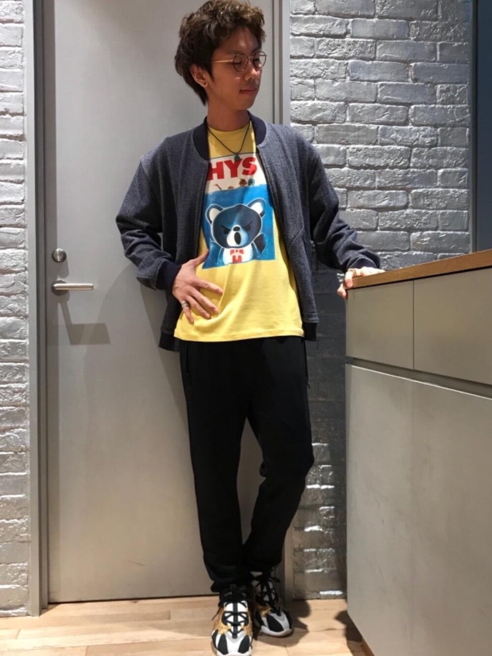 「カジュアル、シンプル、ロック、ストリート、大人カジュアル、Hysteric Glamour、ラフ、春コーデ、90'sスタイル、ローテク」｜「HYSTERIC GLAMOURのRS WOMAN HEAD スウェットパンツ（その他パンツ、ブラック系）」を使った、TEPPEIYAMASAKIさん（メンズ・175cm）の春コーディネートの1枚目の写真