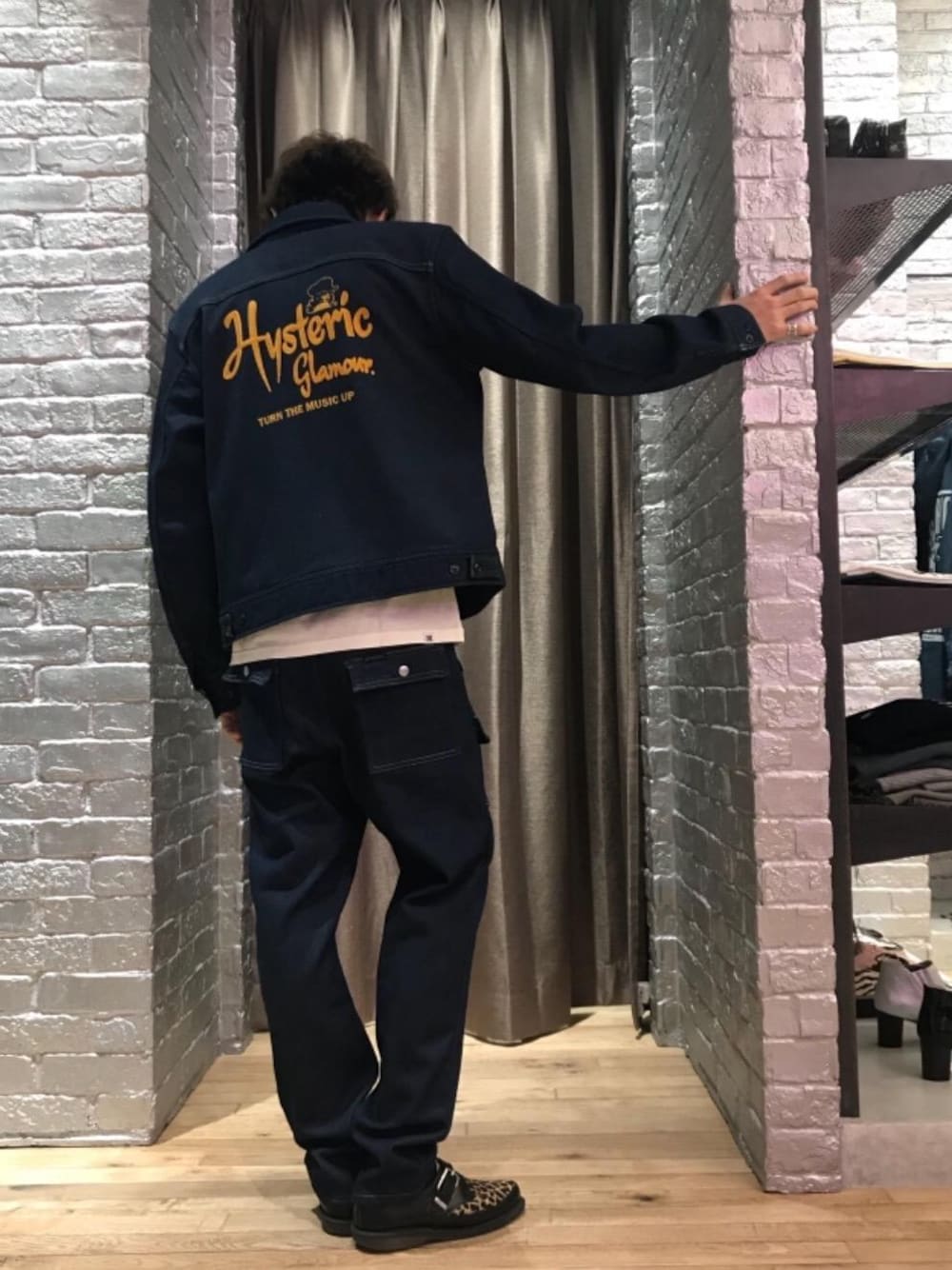 「カジュアル、シンプル、ロック、Tシャツ、ストリート、大人カジュアル、Hysteric Glamour、春コーデ、90'sスタイル、THE CLASH」｜「HYSTERIC GLAMOURのTURN THE MUSIC UP刺繍 デニムZIPブルゾン（デニムジャケット、ブルー系）」を使った、TEPPEIYAMASAKIさん（メンズ・175cm）の春コーディネートの1枚目の写真