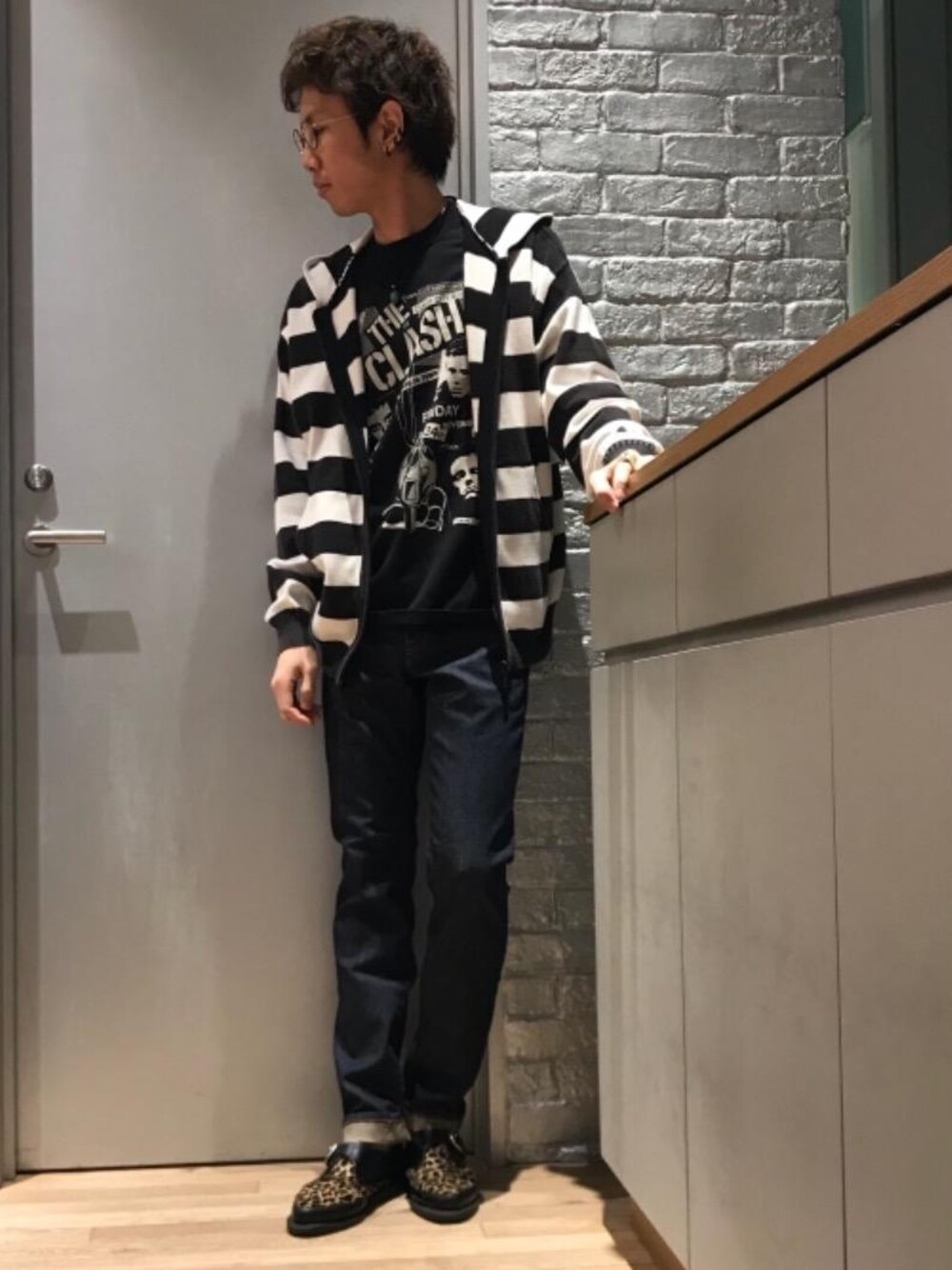「デニム、カジュアル、シンプル、ロック、Tシャツ、ストリート、大人カジュアル、Hysteric Glamour、春コーデ、90'sスタイル」｜「HYSTERIC GLAMOURのI GOT A CRUSH pt パーカー（パーカー、ブラック系）」を使った、TEPPEIYAMASAKIさん（メンズ・175cm）の春コーディネートの1枚目の写真