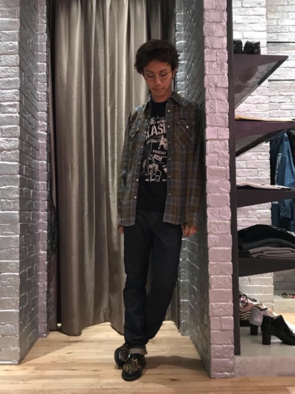 「デニム、カジュアル、シンプル、ロック、ストリート、大人カジュアル、Hysteric Glamour、春コーデ、90'sスタイル、THE CLASH」｜「HYSTERIC GLAMOURの長袖ウエスタンシャツ（シャツ/ブラウス、イエロー系）」を使った、TEPPEIYAMASAKIさん（メンズ・175cm）の春コーディネートの1枚目の写真
