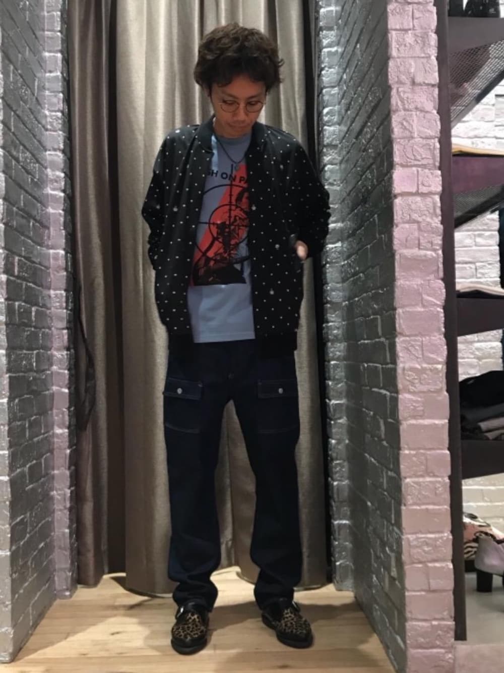 「カジュアル、シンプル、ロック、Tシャツ、ストリート、大人カジュアル、Hysteric Glamour、春コーデ、90'sスタイル、THE CLASH」｜「HYSTERIC GLAMOURのデニムブッシュパンツ（デニムパンツ、ブルー系）」を使った、TEPPEIYAMASAKIさん（メンズ・175cm）の春コーディネートの1枚目の写真
