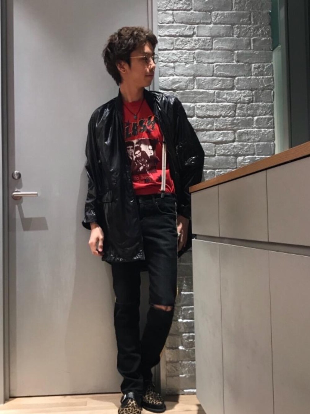 「カジュアル、シンプル、ロック、Tシャツ、ストリート、大人カジュアル、Hysteric Glamour、春コーデ、90'sスタイル、THE CLASH」｜「HYSTERIC GLAMOURのKPR加工ISKOデニム リメイクスリムパンツ（デニムパンツ、ブラック系）」を使った、TEPPEIYAMASAKIさん（メンズ・175cm）の春コーディネートの1枚目の写真