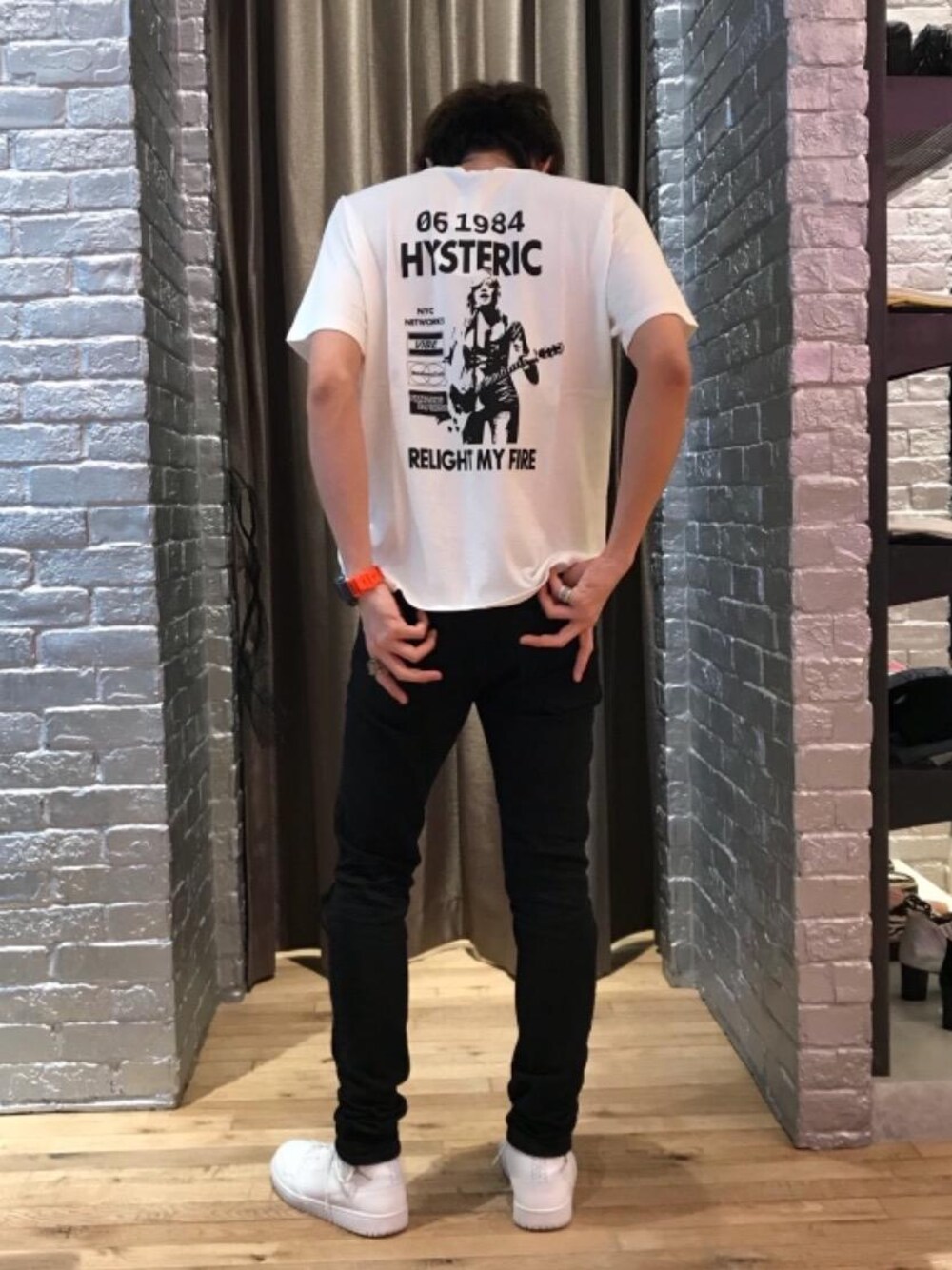 「カジュアル、シンプル、ロック、Tシャツ、ストリート、大人カジュアル、Hysteric Glamour、春コーデ、90'sスタイル、ローテク」｜「HYSTERIC GLAMOURのSU加工ISKOツイル スリムパンツ（デニムパンツ、ブラック系）」を使った、TEPPEIYAMASAKIさん（メンズ・175cm）の春コーディネートの1枚目の写真