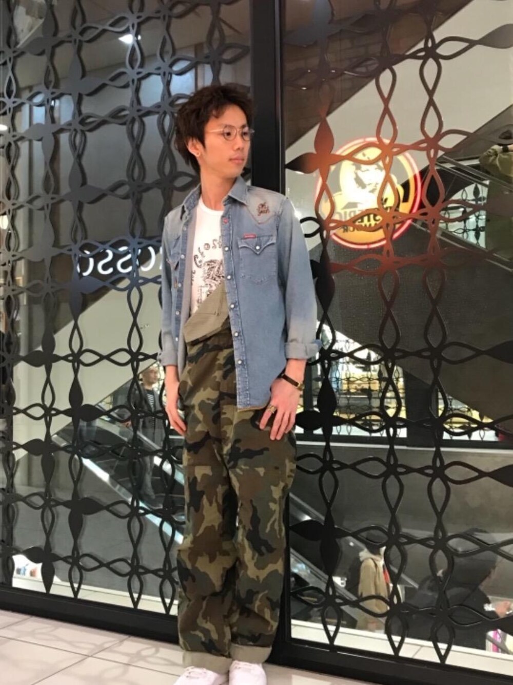 「デニム、カジュアル、シンプル、ロック、ストリート、大人カジュアル、Hysteric Glamour、ラフ、春コーデ、90'sスタイル」｜「HYSTERIC GLAMOURのTHE GHOST WOLVES/FROM AUSTIN TEXAS pt Tシャツ（Tシャツ/カットソー、ホワイト系）」を使った、TEPPEIYAMASAKIさん（メンズ・175cm）の春コーディネートの1枚目の写真