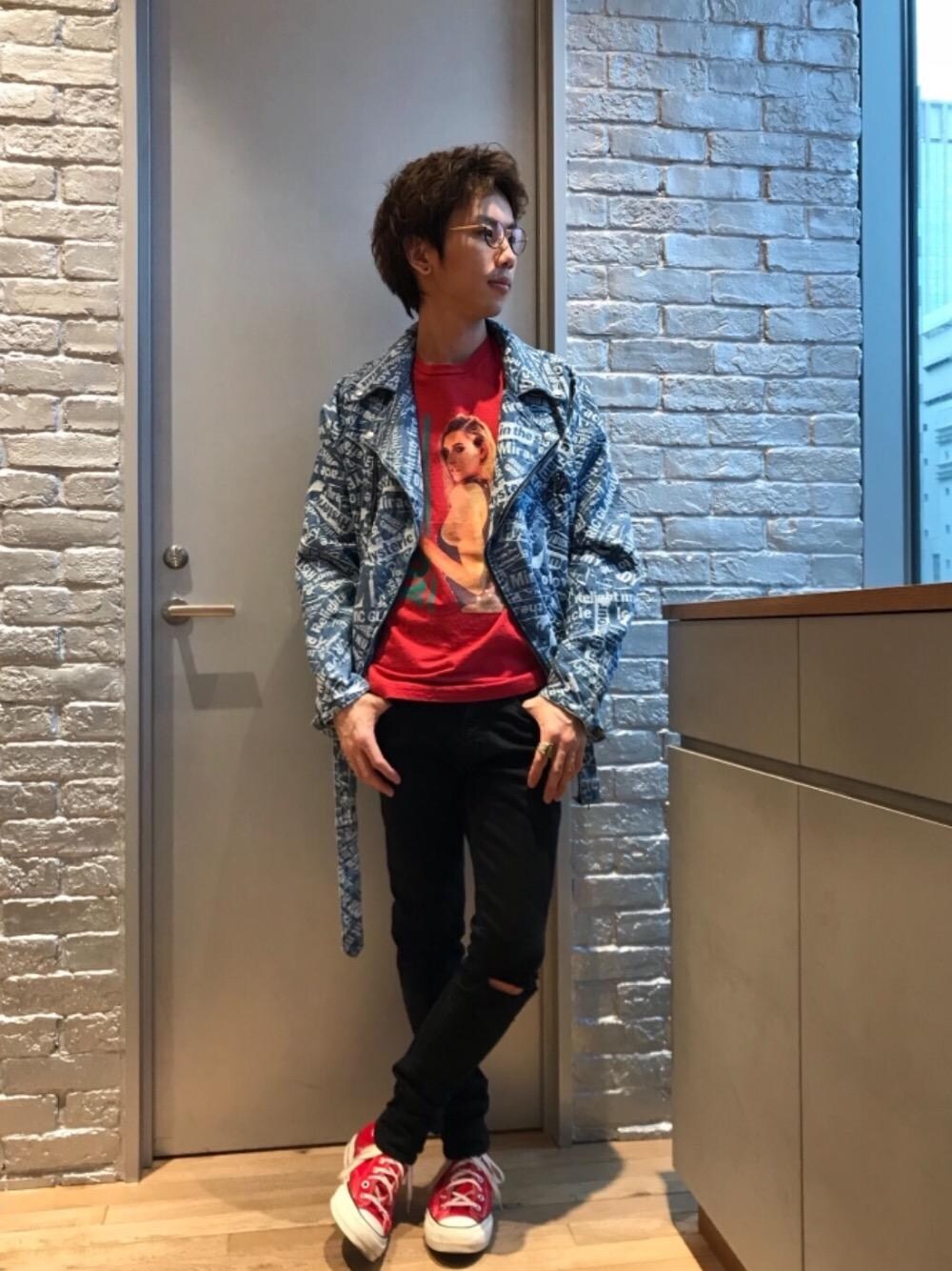 「デニム、カジュアル、シンプル、ロック、Tシャツ、ストリート、大人カジュアル、コラボレーション、Hysteric Glamour、90'sスタイル」｜「HYSTERIC GLAMOURのSU加工ISKOツイル スリムパンツ（デニムパンツ、ブラック系）」を使った、TEPPEIYAMASAKIさん（メンズ・175cm）の春コーディネートの1枚目の写真