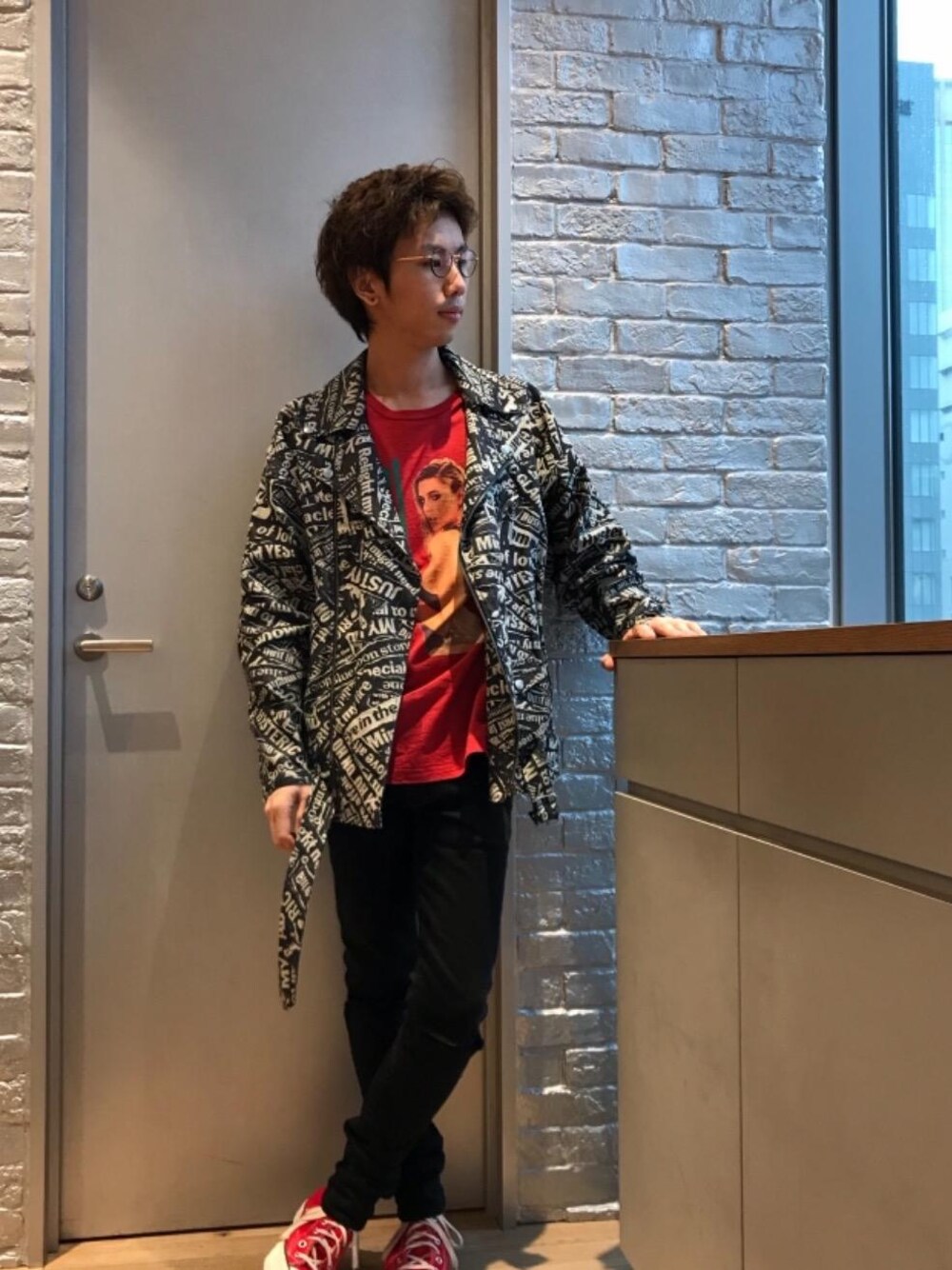 「デニム、カジュアル、シンプル、ロック、Tシャツ、ストリート、大人カジュアル、Hysteric Glamour、春コーデ、90'sスタイル」｜「HYSTERIC GLAMOURのSU加工ISKOツイル スリムパンツ（デニムパンツ、ブラック系）」を使った、TEPPEIYAMASAKIさん（メンズ・175cm）の春コーディネートの1枚目の写真