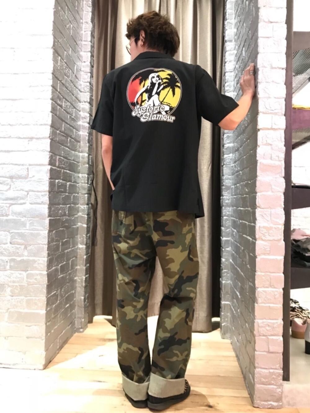 その他のサロペット/オーバーオール、パープル系のTシャツ/カットソー、ブラック系のシャツ/ブラウスを着用したメンズの春コーディネートの1枚目の写真
