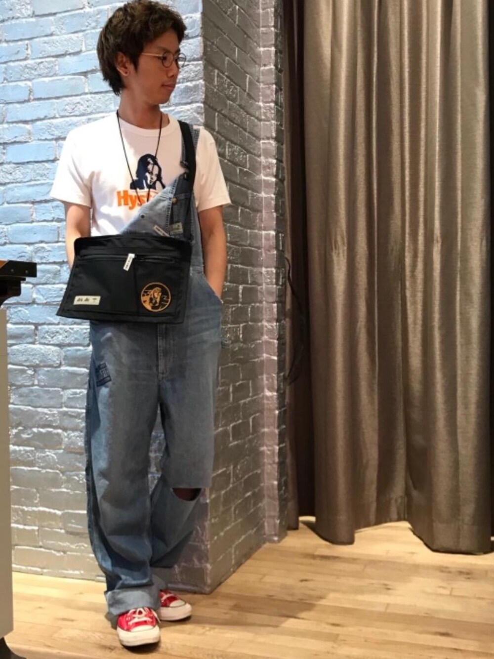 「カジュアル、シンプル、ロック、Tシャツ、ストリート、大人カジュアル、Hysteric Glamour、ラフ、春コーデ、90'sスタイル」｜「HYSTERIC GLAMOURのArkAir×HYSTERIC/CROSS BODYバッグ（ボディバッグ/ウエストポーチ、ブラック系）」を使った、TEPPEIYAMASAKIさん（メンズ・175cm）の春コーディネートの1枚目の写真
