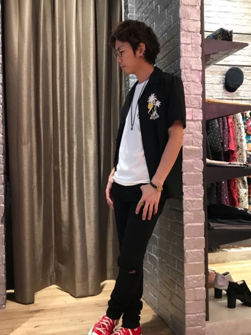 「カジュアル、シンプル、ロック、Tシャツ、ストリート、大人カジュアル、Hysteric Glamour、春コーデ、90'sスタイル、ローテク」｜「HYSTERIC GLAMOURのSU加工ISKOツイル スリムパンツ（デニムパンツ、ブラック系）」を使った、TEPPEIYAMASAKIさん（メンズ・175cm）の春コーディネートの1枚目の写真