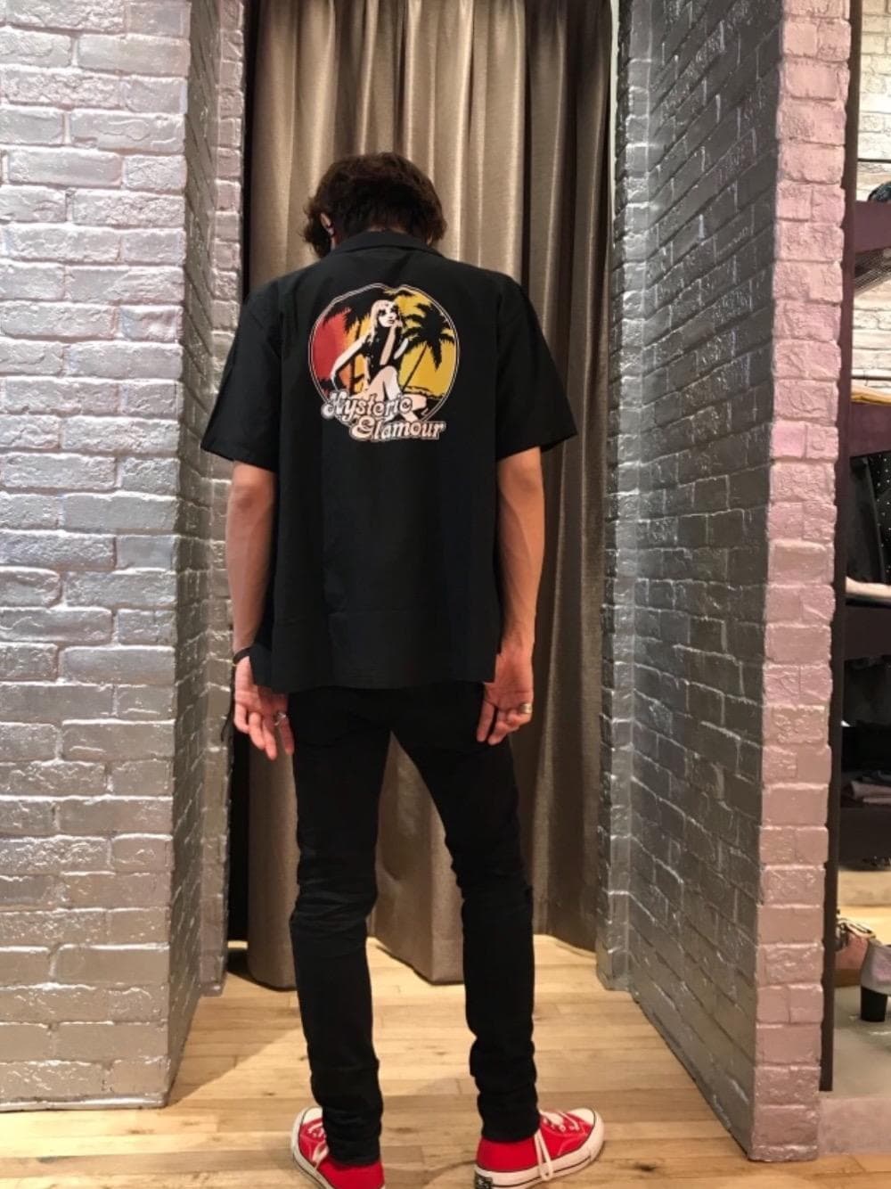 「カジュアル、シンプル、ロック、Tシャツ、ストリート、大人カジュアル、Hysteric Glamour、春コーデ、ハイテク、90'sスタイル」｜「HYSTERIC GLAMOURのSU加工ISKOツイル スリムパンツ（デニムパンツ、ブラック系）」を使った、TEPPEIYAMASAKIさん（メンズ・175cm）の春コーディネートの1枚目の写真