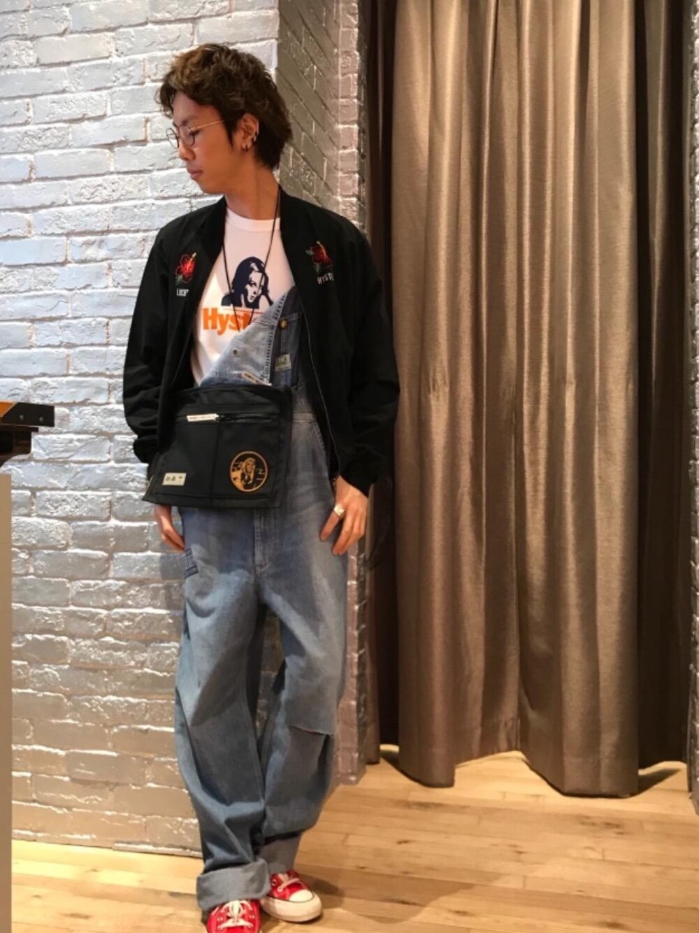 ブラック系のボディバッグ/ウエストポーチ、ブラック系のブルゾン、ホワイト系のTシャツ/カットソーを着用したメンズの春コーディネートの1枚目の写真