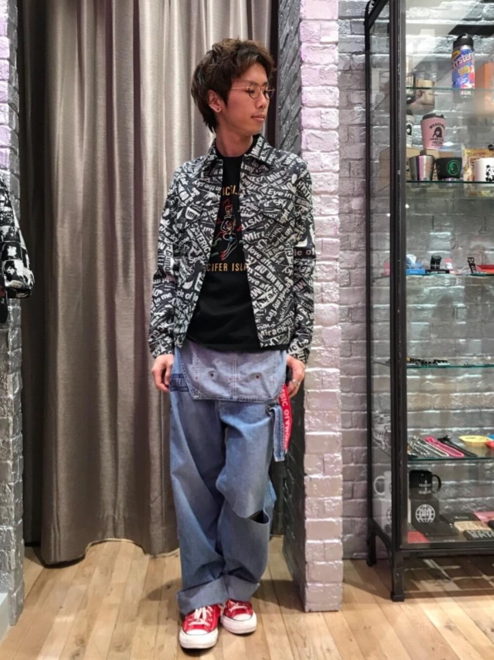「デニム、カジュアル、シンプル、ロック、Tシャツ、ストリート、大人カジュアル、Hysteric Glamour、春コーデ、90'sスタイル」｜「HYSTERIC GLAMOURのLOGO テープベルト（ベルト、レッド系）」を使った、TEPPEIYAMASAKIさん（メンズ・175cm）の春コーディネートの1枚目の写真